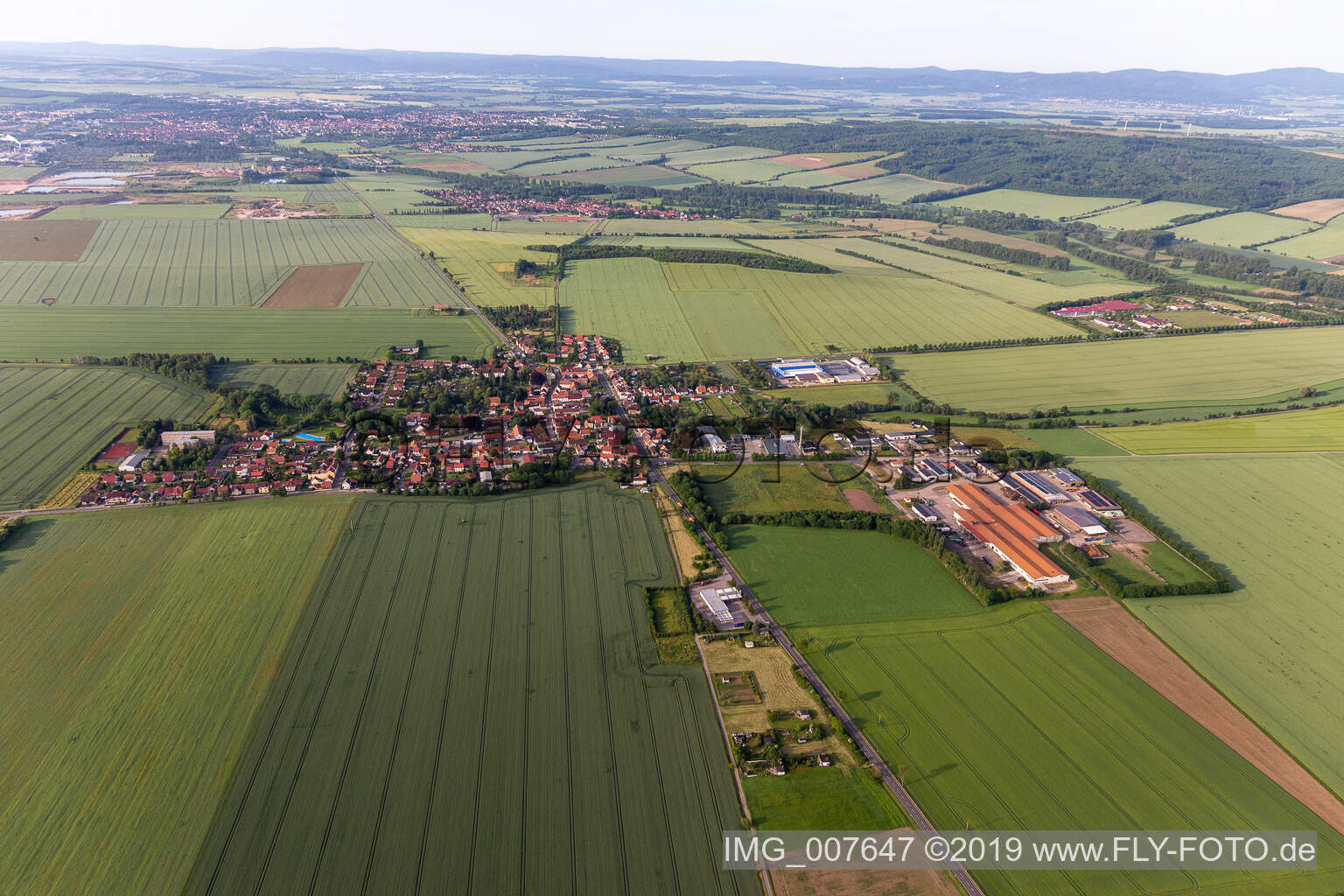 Vue aérienne de Vue sur la commune en bordure de champs agricoles et de zones agricoles à Warza dans le département Thuringe, Allemagne
