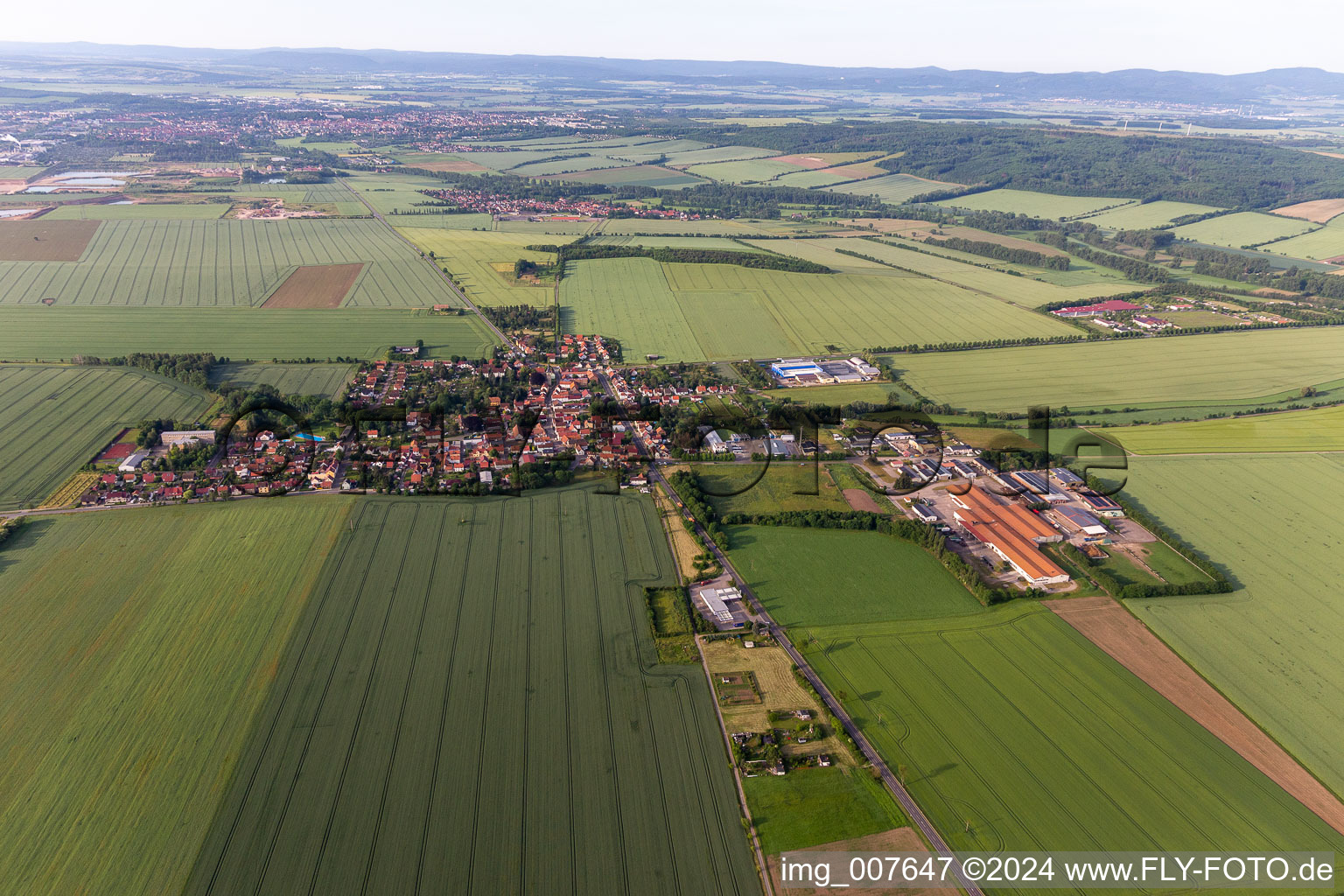 Vue aérienne de Vue de la commune en bordure des champs et zones agricoles en Warza à le quartier Warza in Nessetal dans le département Thuringe, Allemagne