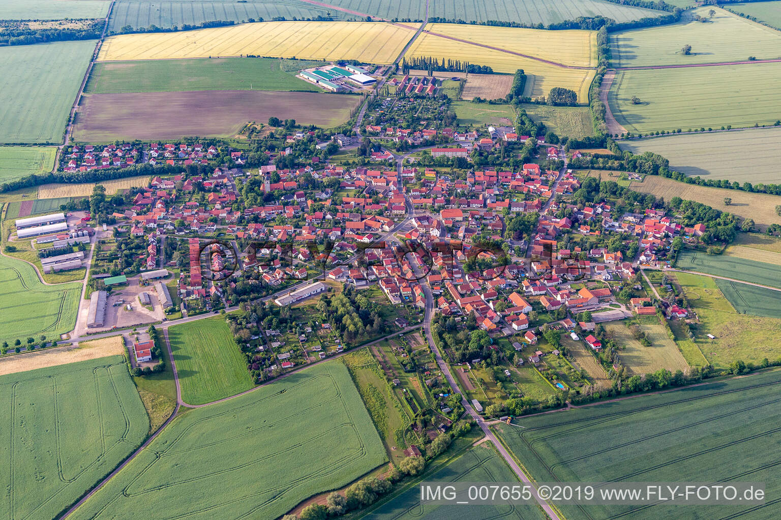 Vue aérienne de Vue des rues et des maisons des quartiers résidentiels à Molschleben dans le département Thuringe, Allemagne