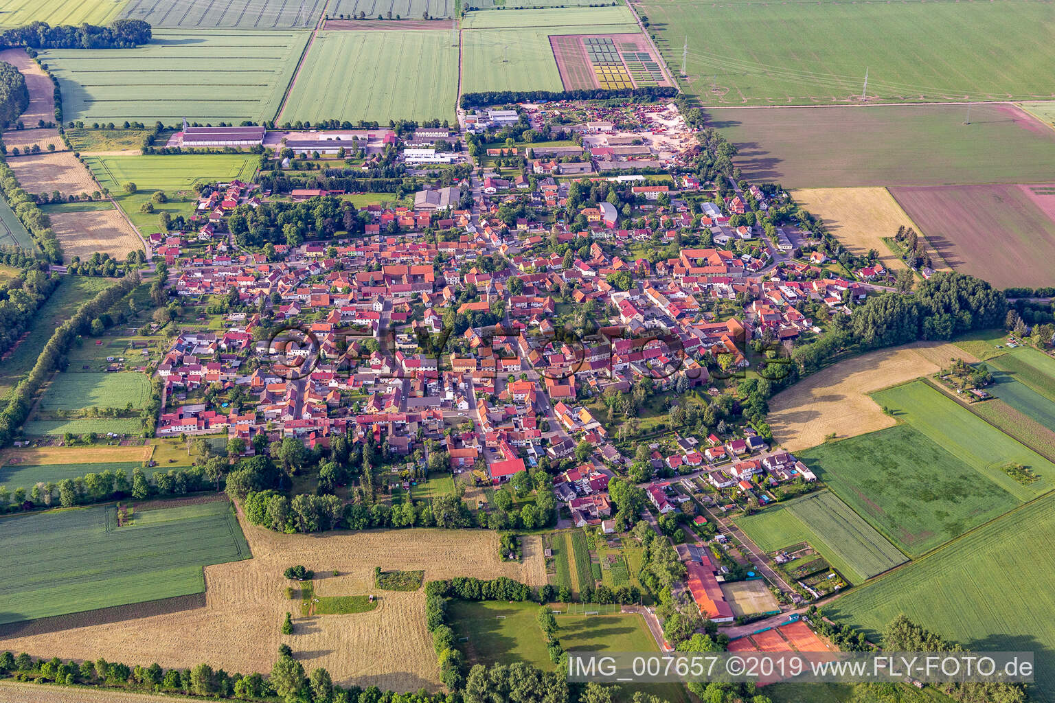 Vue aérienne de Vue des rues et des maisons des quartiers résidentiels à Friemar dans le département Thuringe, Allemagne