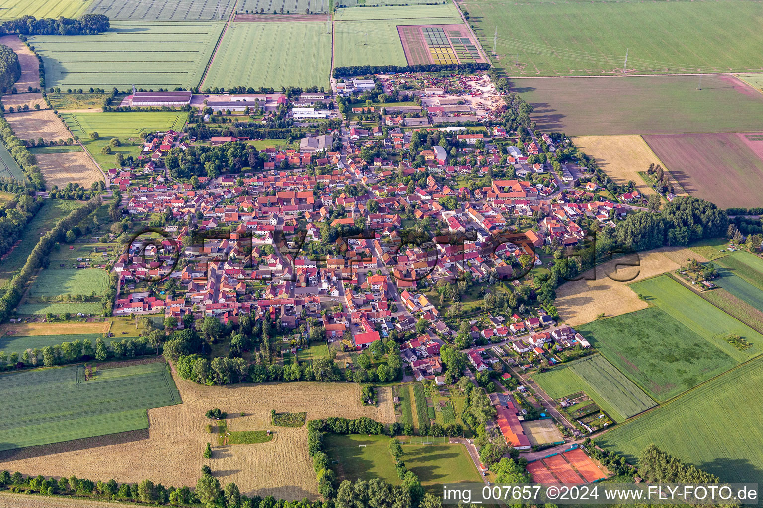 Vue aérienne de Vue des rues et des maisons des quartiers résidentiels à Friemar dans le département Thuringe, Allemagne