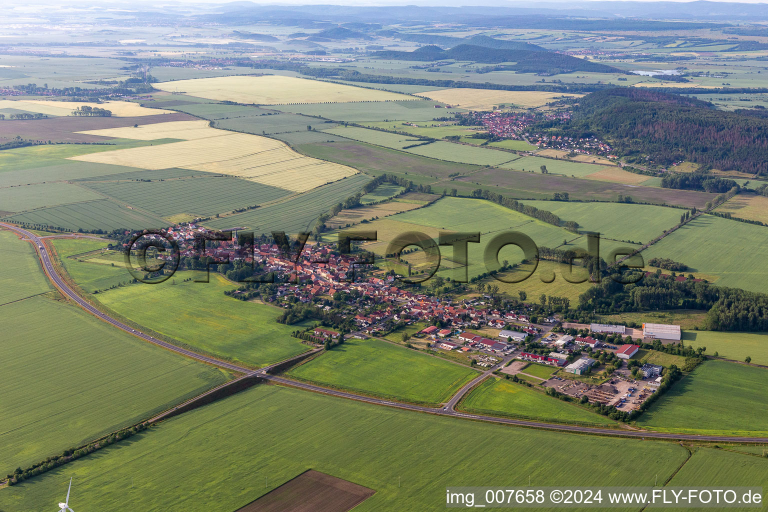 Vue aérienne de Vue des rues et des maisons des quartiers résidentiels à Tüttleben dans le département Thuringe, Allemagne