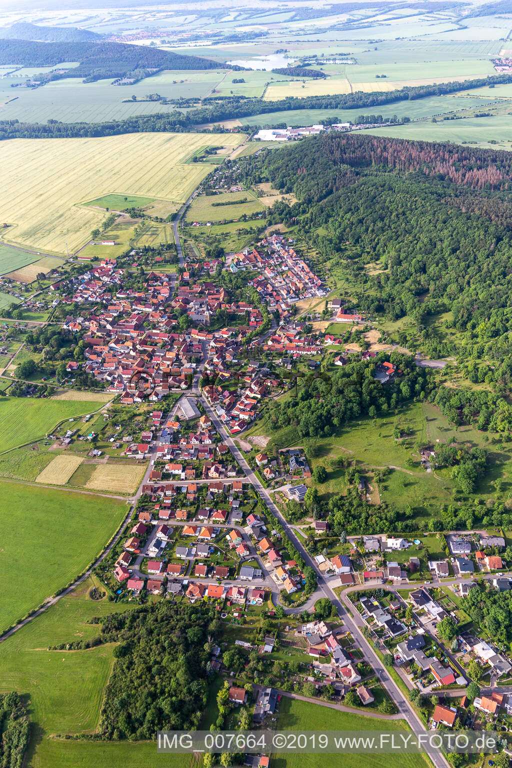 Vue aérienne de Vue des rues et des maisons des quartiers résidentiels à Seebergen dans le département Thuringe, Allemagne