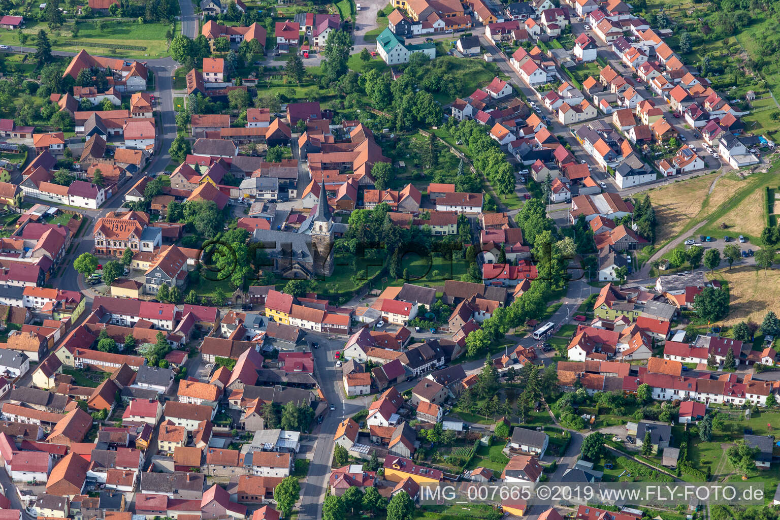 Vue aérienne de Vue des rues et des maisons des quartiers résidentiels à Seebergen dans le département Thuringe, Allemagne