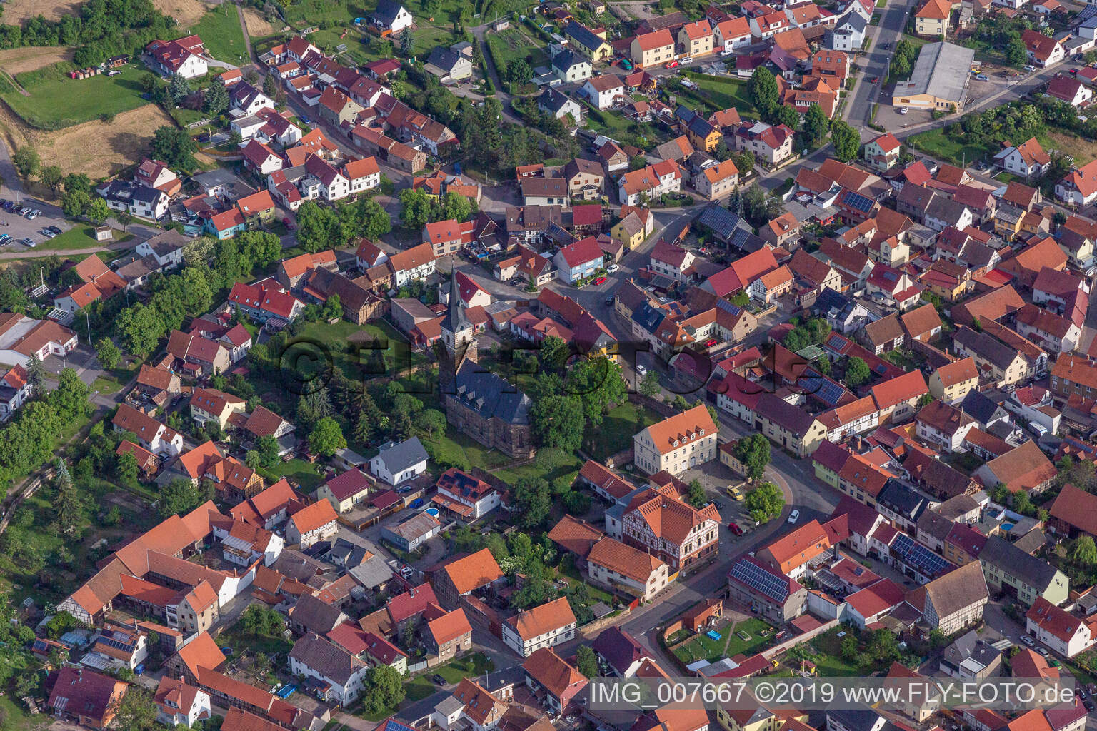 Vue oblique de Vue des rues et des maisons des quartiers résidentiels à Seebergen dans le département Thuringe, Allemagne