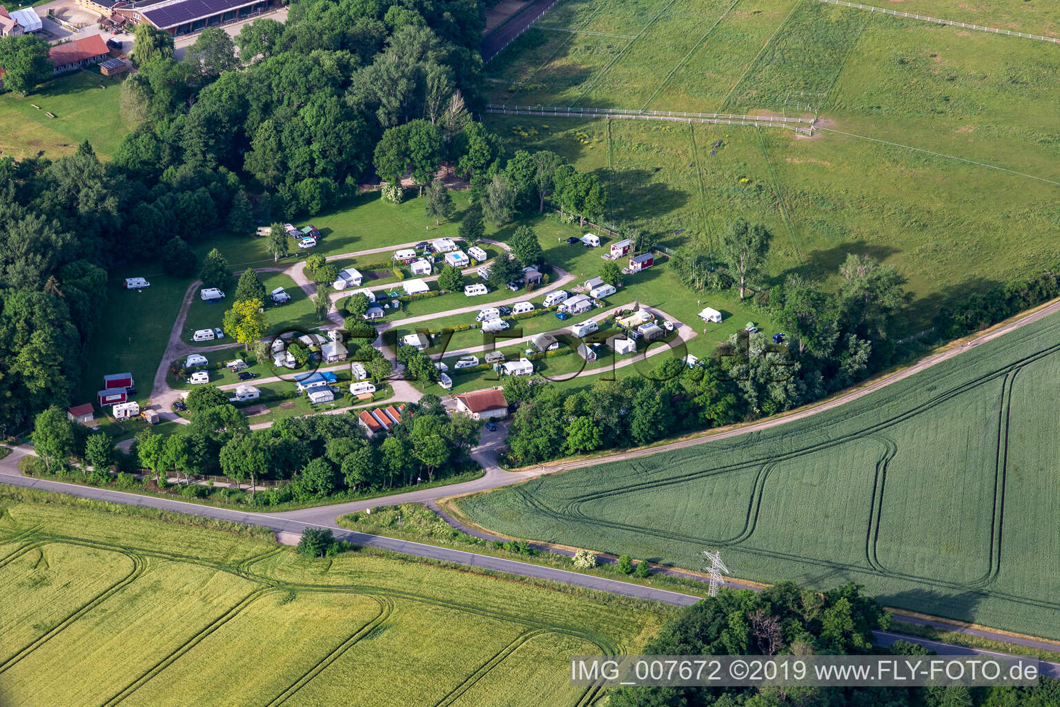 Vue aérienne de Caravanes et tentes - camping - et camping Camping Drei Gleichen à Mühlberg dans le département Thuringe, Allemagne