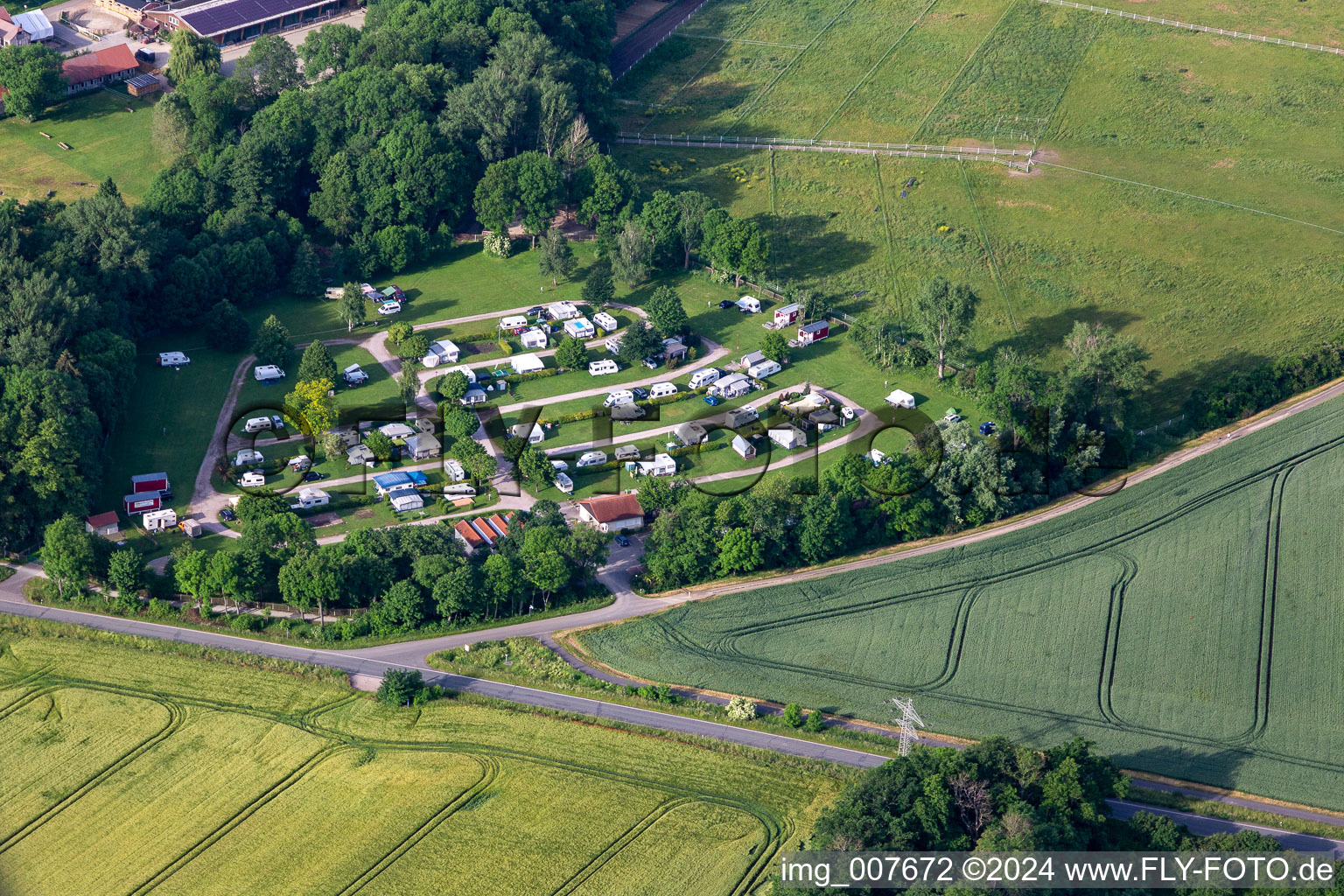 Vue aérienne de Caravanes et tentes - camping - et camping Camping Drei Gleichen à Mühlberg dans le département Thuringe, Allemagne