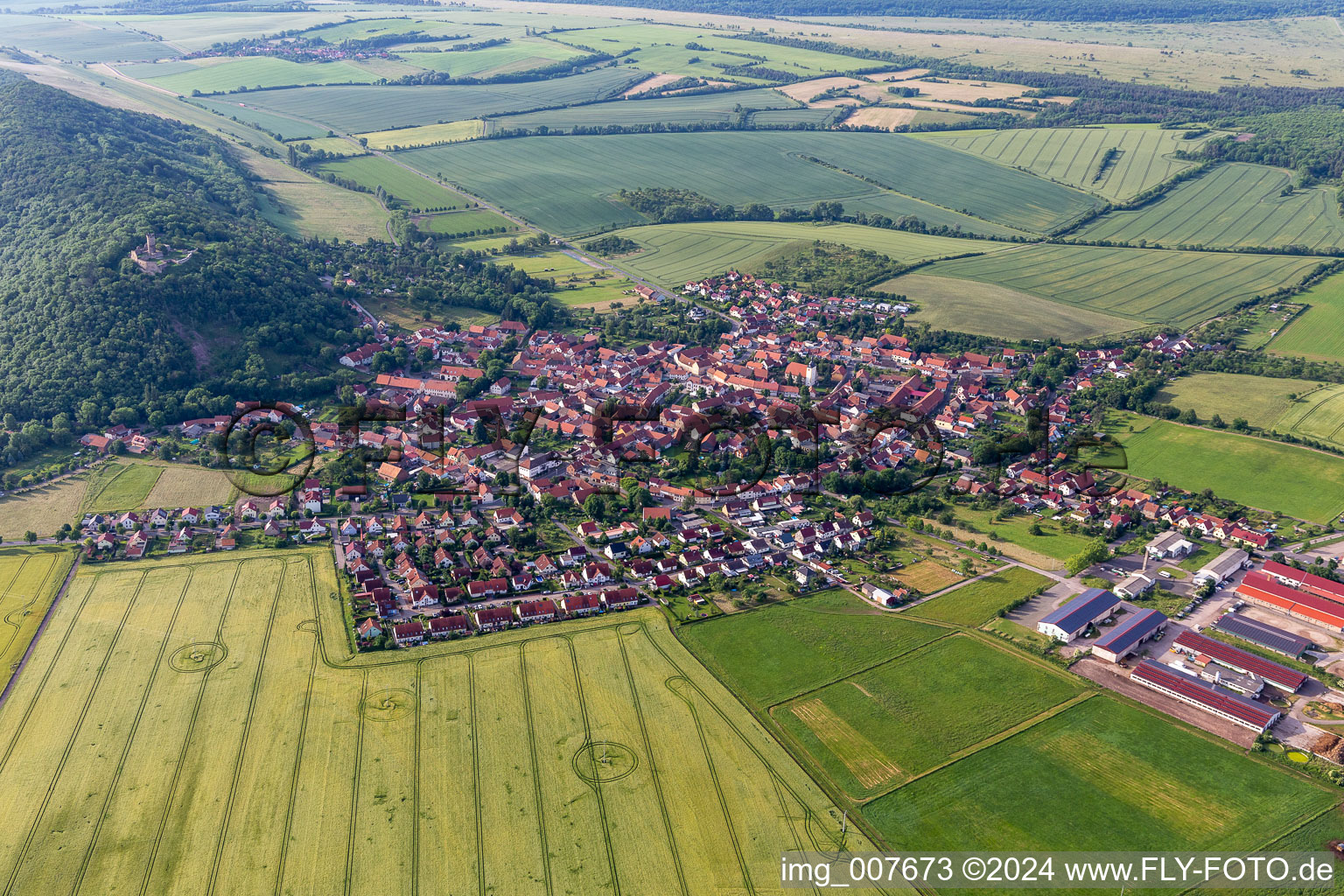 Vue aérienne de Quartier Mühlberg in Drei Gleichen dans le département Thuringe, Allemagne