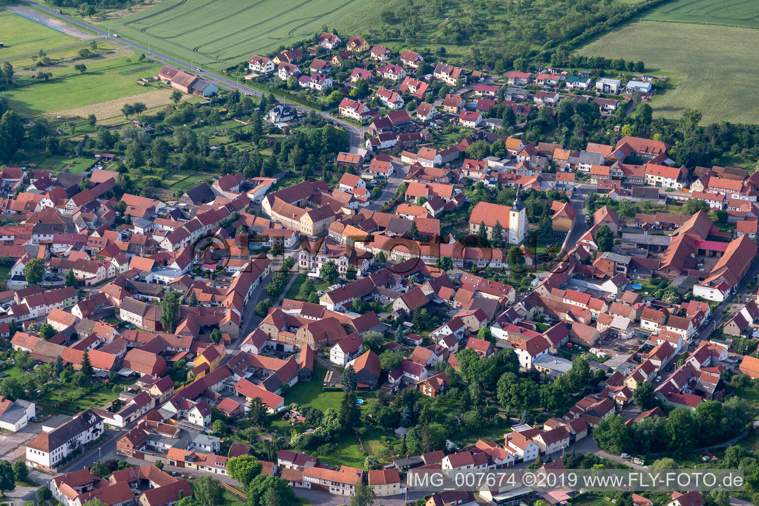 Vue aérienne de Vue des rues et des maisons des quartiers résidentiels à Mühlberg dans le département Thuringe, Allemagne