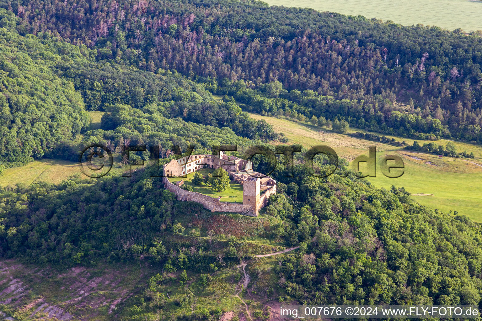 Vue aérienne de Ruines et vestiges des murs de l'ancien complexe du château et de la forteresse du château de Gleichen sur la Thomas-Müntzer-Straße dans le quartier Wandersleben à Drei Gleichen à Wandersleben dans le département Thuringe, Allemagne