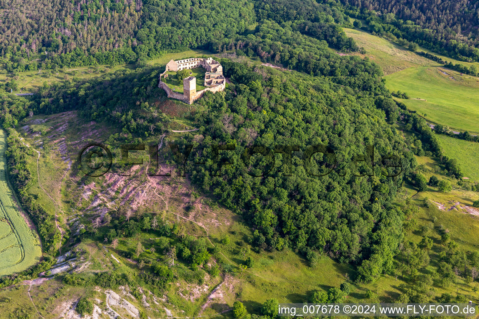 Vue aérienne de Ruines et vestiges des murs de l'ancien complexe du château et de la forteresse du château de Gleichen, sur la Thomas-Müntzer-Straße à le quartier Wandersleben in Drei Gleichen dans le département Thuringe, Allemagne