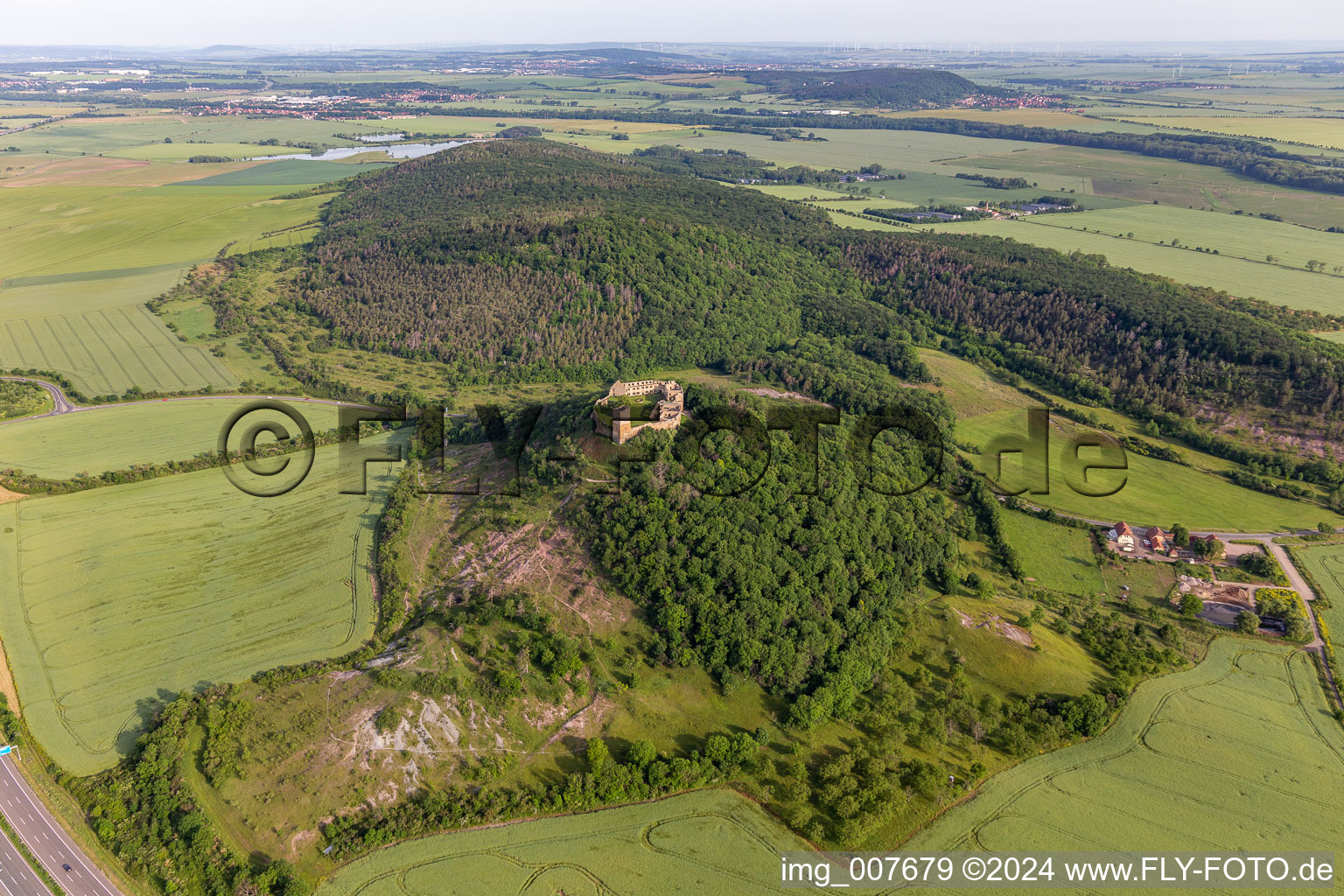 Vue aérienne de Château de Gleichen à le quartier Wandersleben in Drei Gleichen dans le département Thuringe, Allemagne