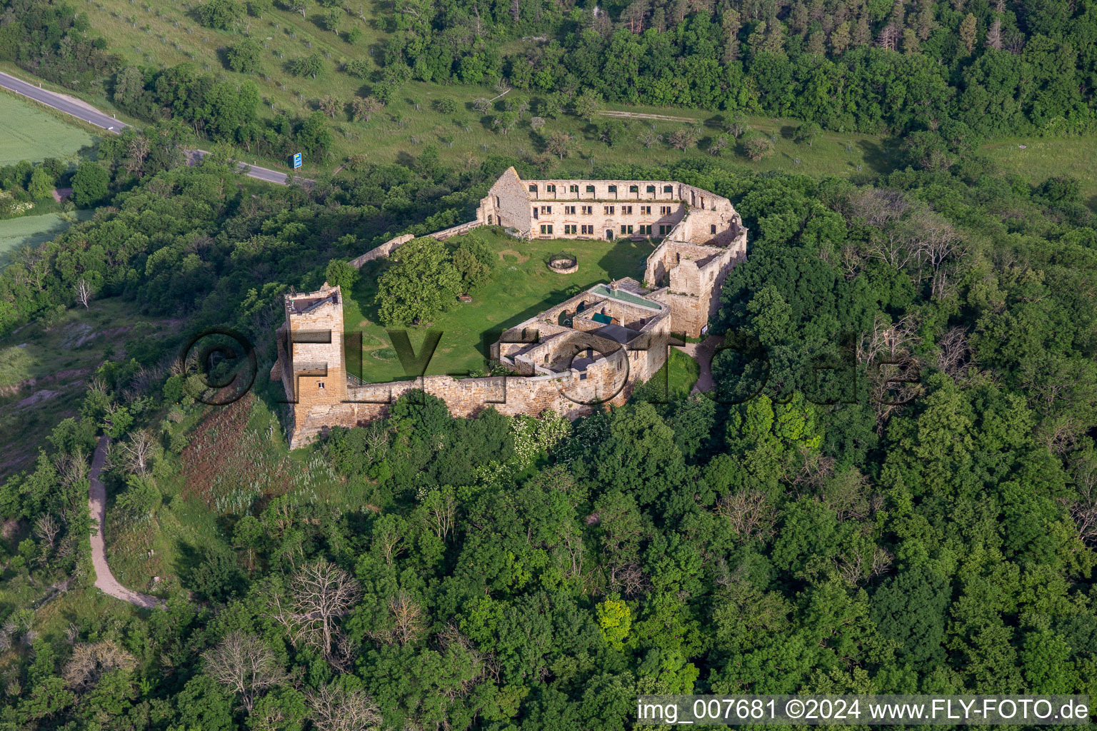 Vue oblique de Château de Gleichen à le quartier Wandersleben in Drei Gleichen dans le département Thuringe, Allemagne