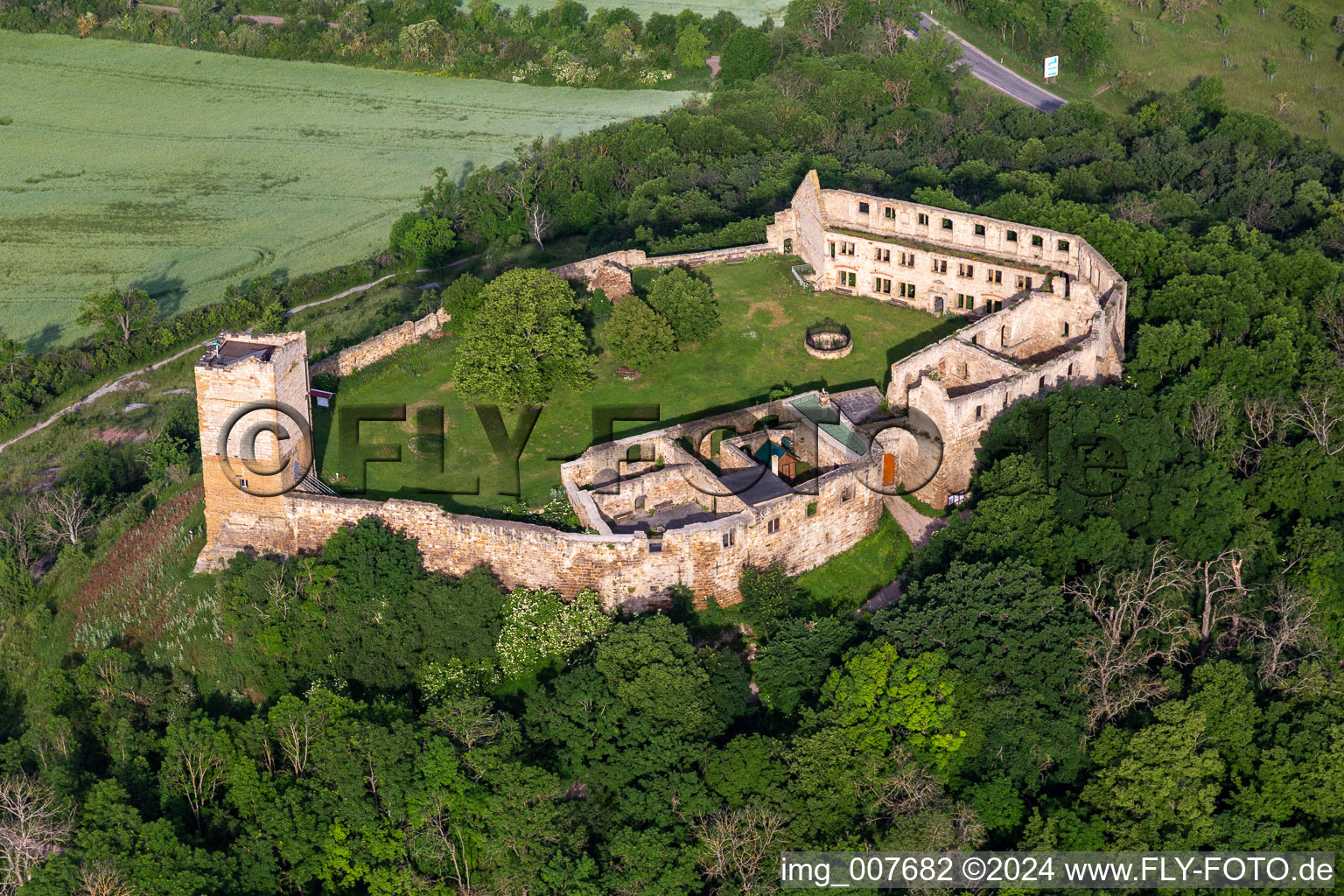 Photographie aérienne de Ruines et vestiges des murs de l'ancien complexe du château et de la forteresse du château de Gleichen, sur la Thomas-Müntzer-Straße à le quartier Wandersleben in Drei Gleichen dans le département Thuringe, Allemagne