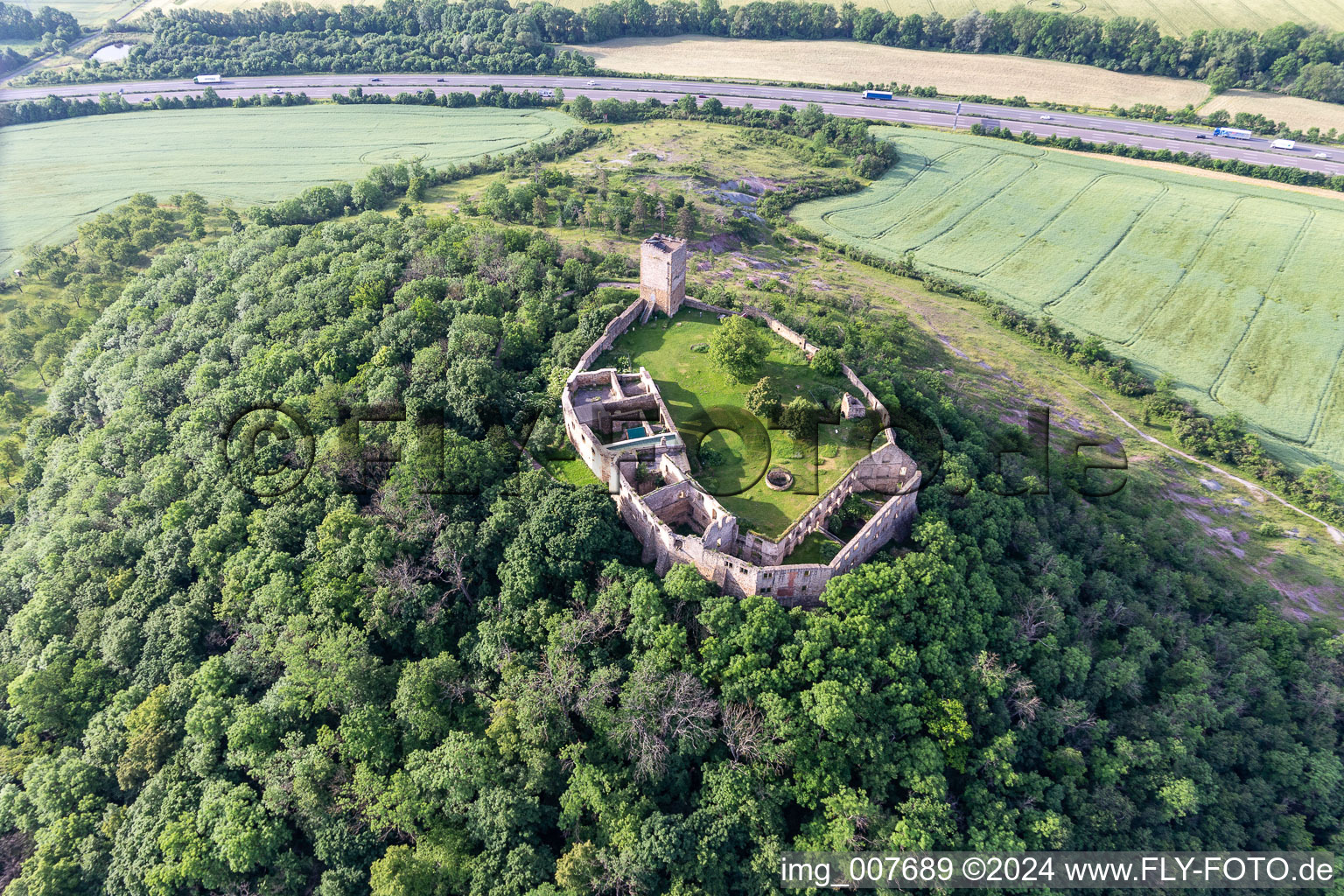 Château de Gleichen à Wandersleben dans le département Thuringe, Allemagne vue du ciel