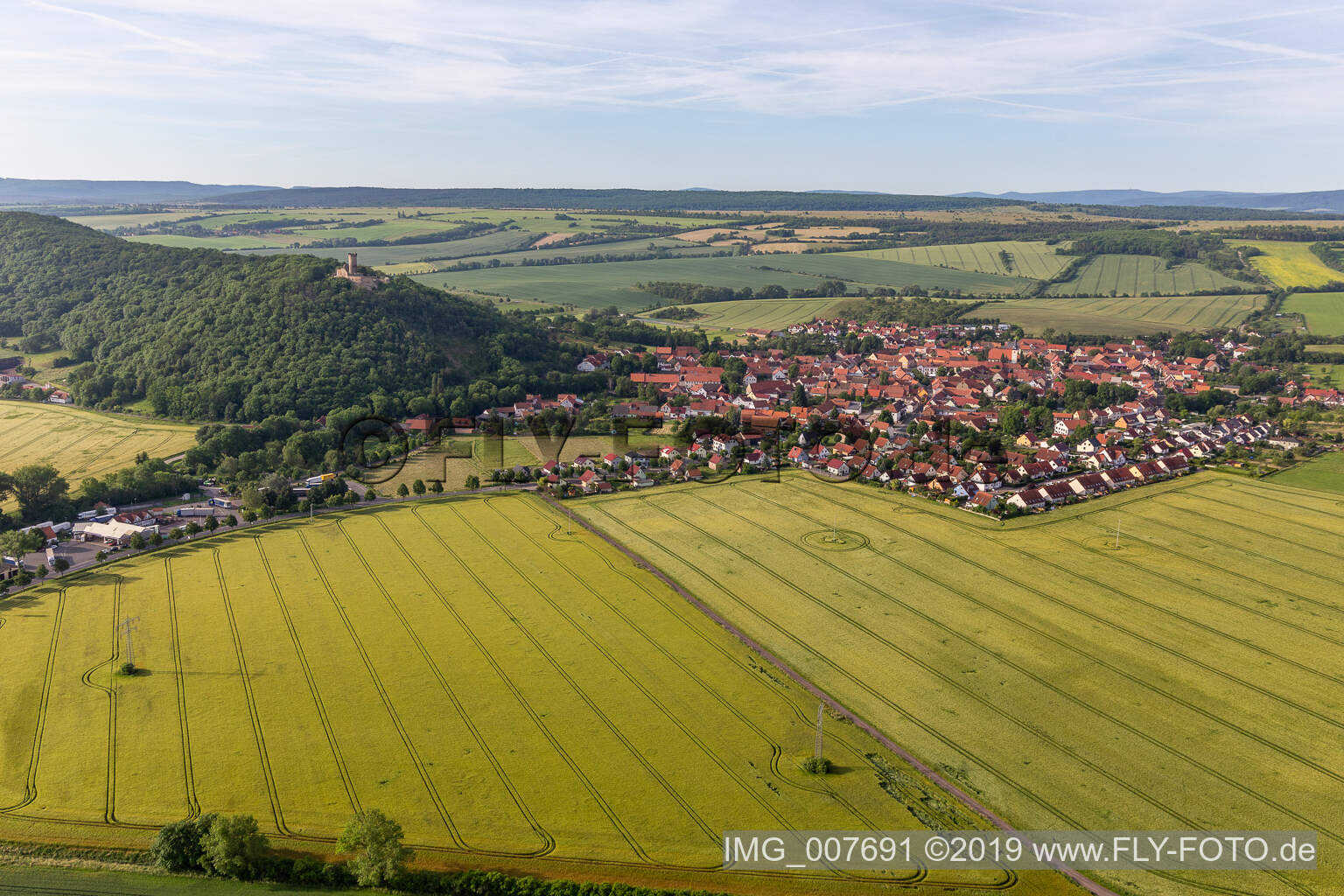 Vue aérienne de Vue sur la commune en bordure de champs agricoles et de zones agricoles à Mühlberg dans le département Thuringe, Allemagne
