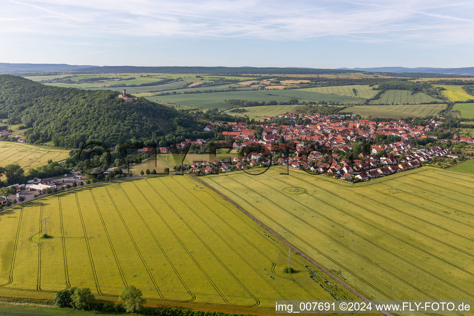 Vue aérienne de Vue sur la commune en bordure de champs agricoles et de zones agricoles à Mühlberg dans le département Thuringe, Allemagne