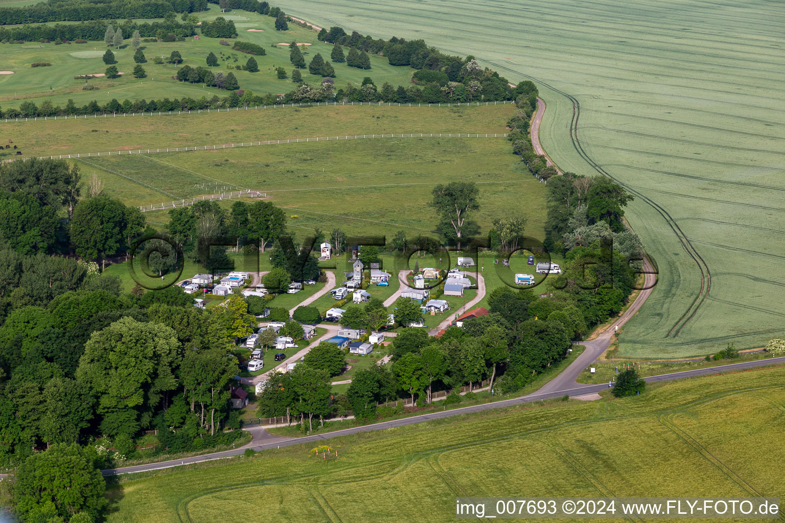 Vue aérienne de Camping Drei Gleichen à le quartier Mühlberg in Drei Gleichen dans le département Thuringe, Allemagne