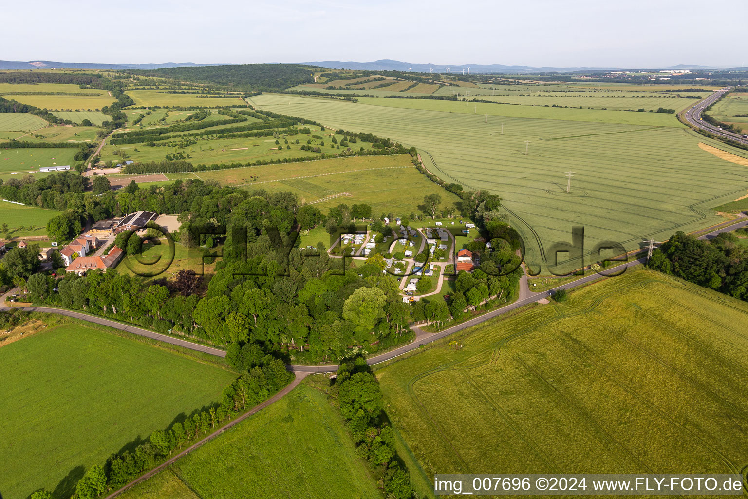 Vue aérienne de Caravanes et tentes - camping - et emplacement pour tentes camping Drei Gleichen en Mühlberg à le quartier Mühlberg in Drei Gleichen dans le département Thuringe, Allemagne