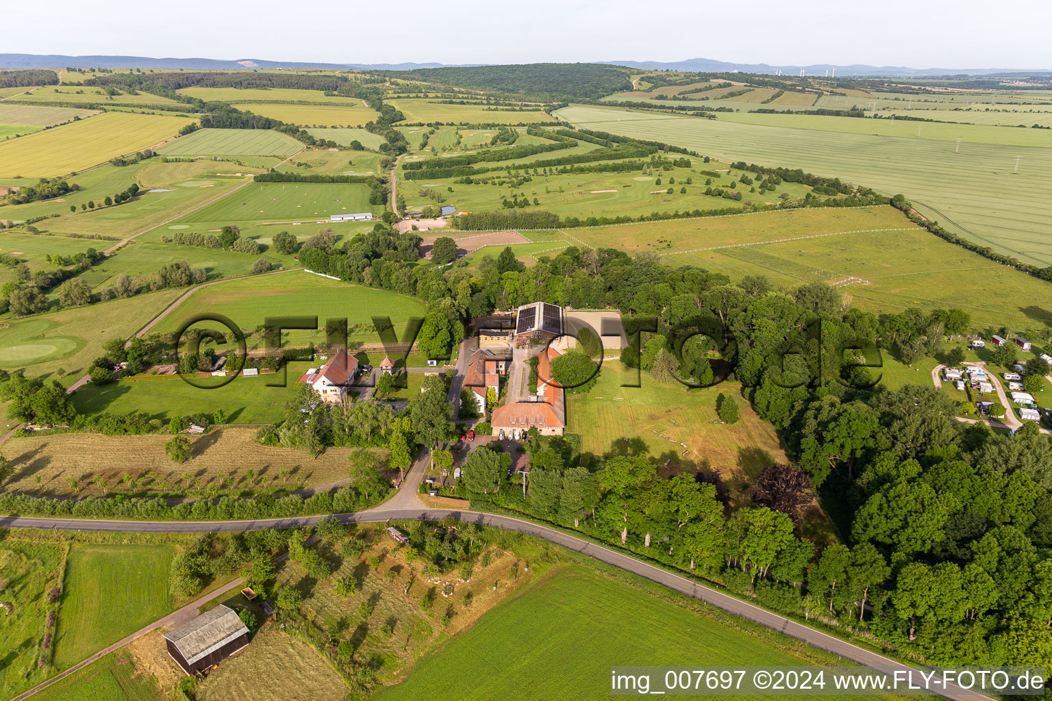 Vue aérienne de Restaurant Hôtel Taubennest à Mühlberg à le quartier Mühlberg in Drei Gleichen dans le département Thuringe, Allemagne