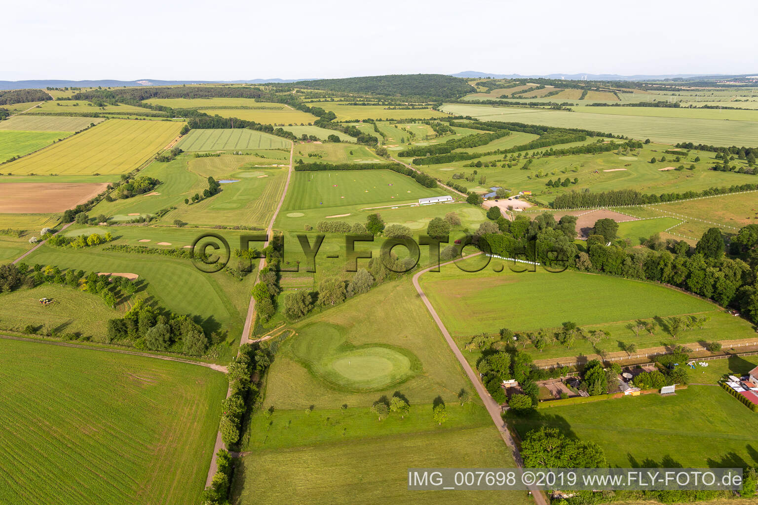 Vue aérienne de Zone du terrain de golf "Drei Gleichen Mühlber à Mühlberg dans le département Thuringe, Allemagne