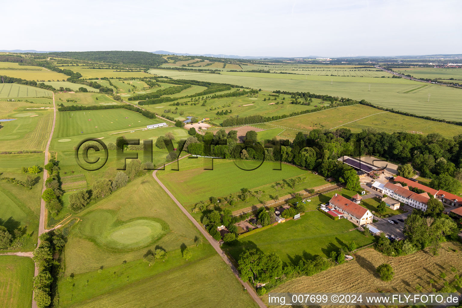 Vue aérienne de Zone du terrain de golf "Drei Gleichen Mühlber à Mühlberg dans le département Thuringe, Allemagne