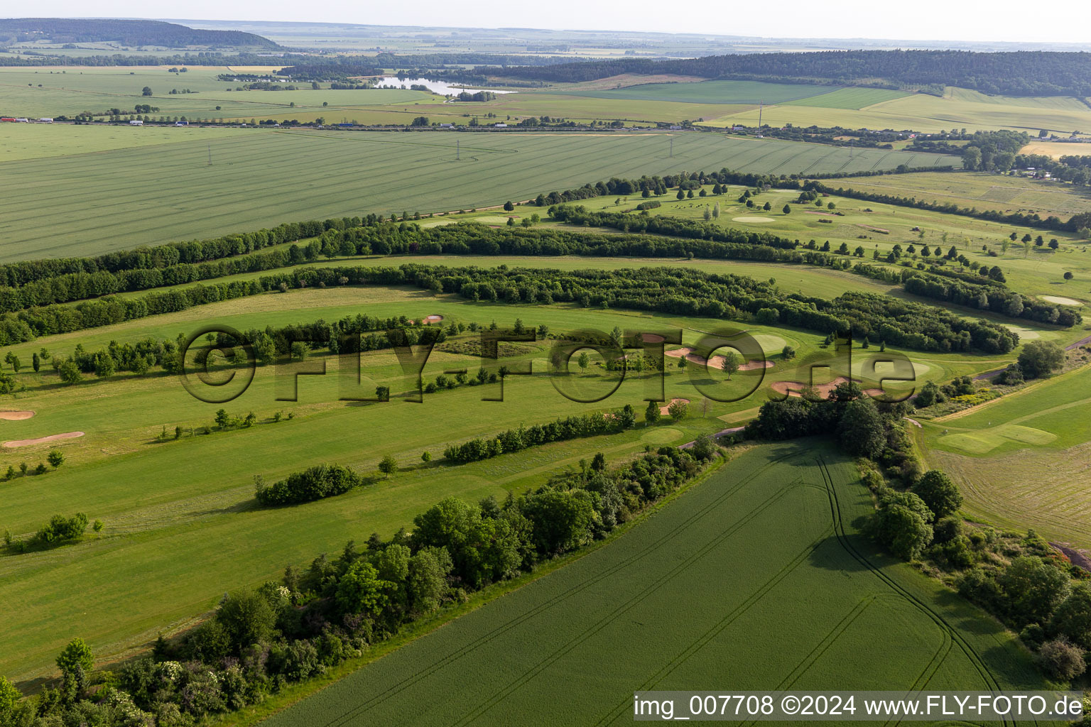 Zone du terrain de golf "Drei Gleichen Mühlber à Mühlberg dans le département Thuringe, Allemagne hors des airs