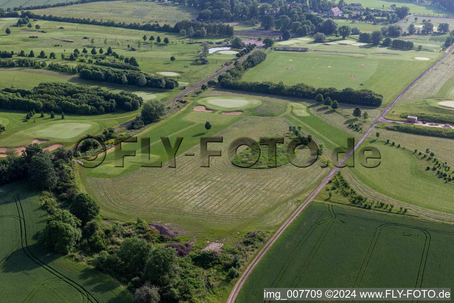 Zone du terrain de golf "Drei Gleichen Mühlber à Mühlberg dans le département Thuringe, Allemagne vue d'en haut