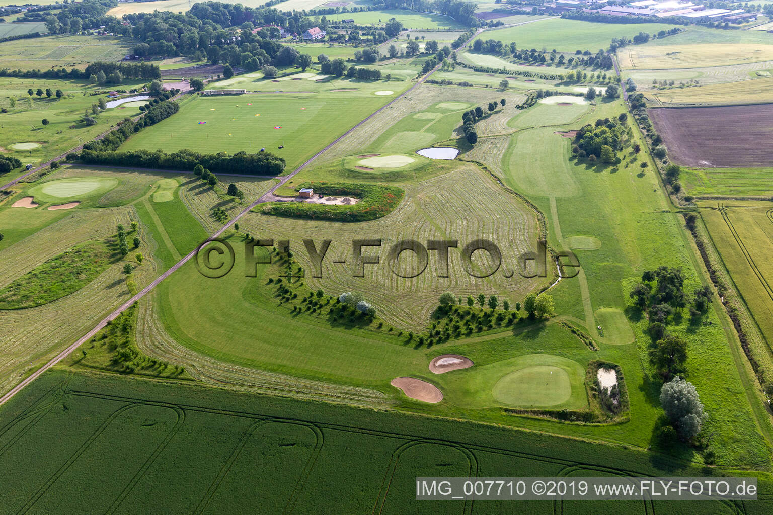 Zone du terrain de golf "Drei Gleichen Mühlber à Mühlberg dans le département Thuringe, Allemagne depuis l'avion