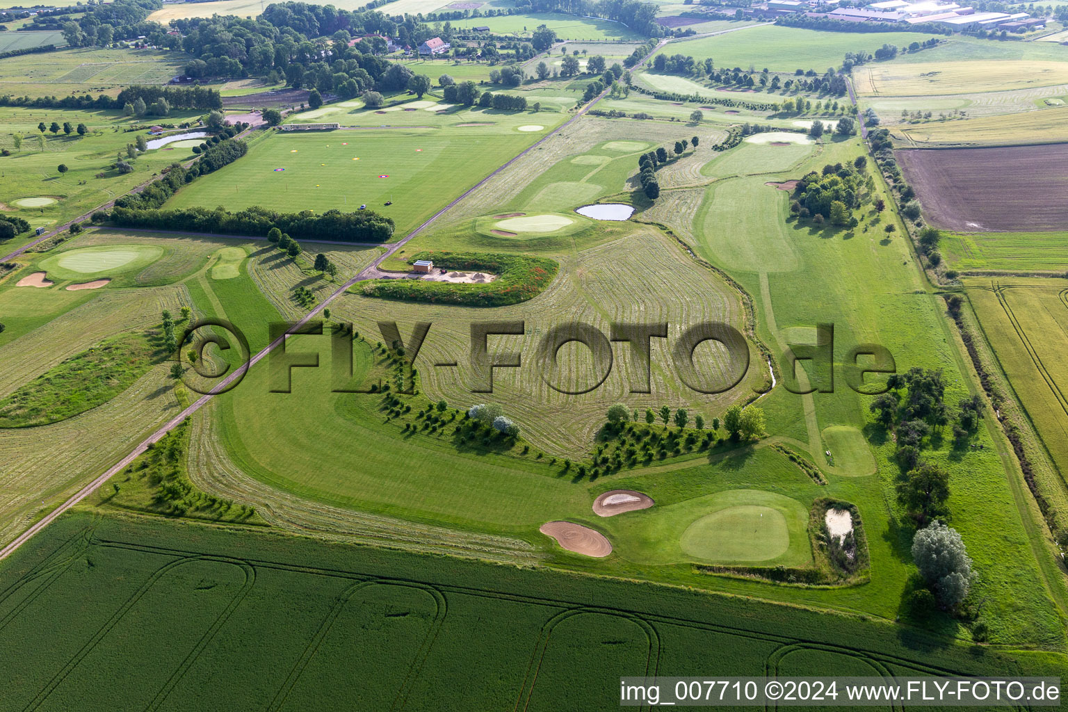 Zone du terrain de golf "Drei Gleichen Mühlber à Mühlberg dans le département Thuringe, Allemagne depuis l'avion