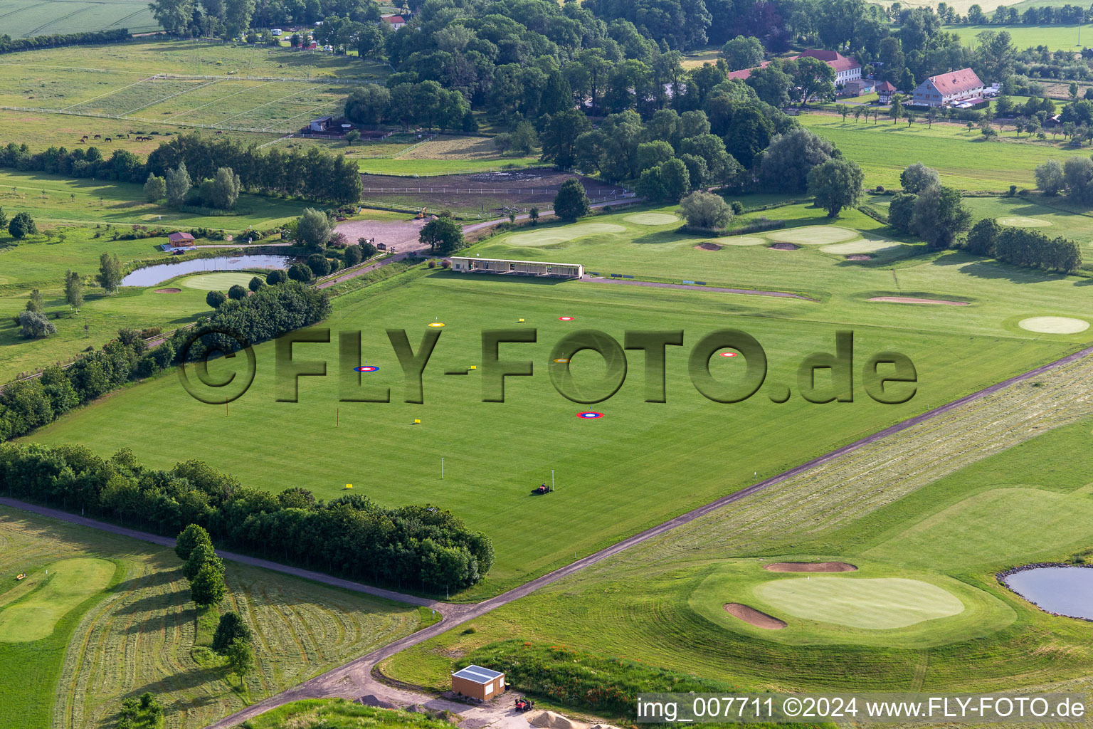 Vue d'oiseau de Zone du terrain de golf "Drei Gleichen Mühlber à Mühlberg dans le département Thuringe, Allemagne