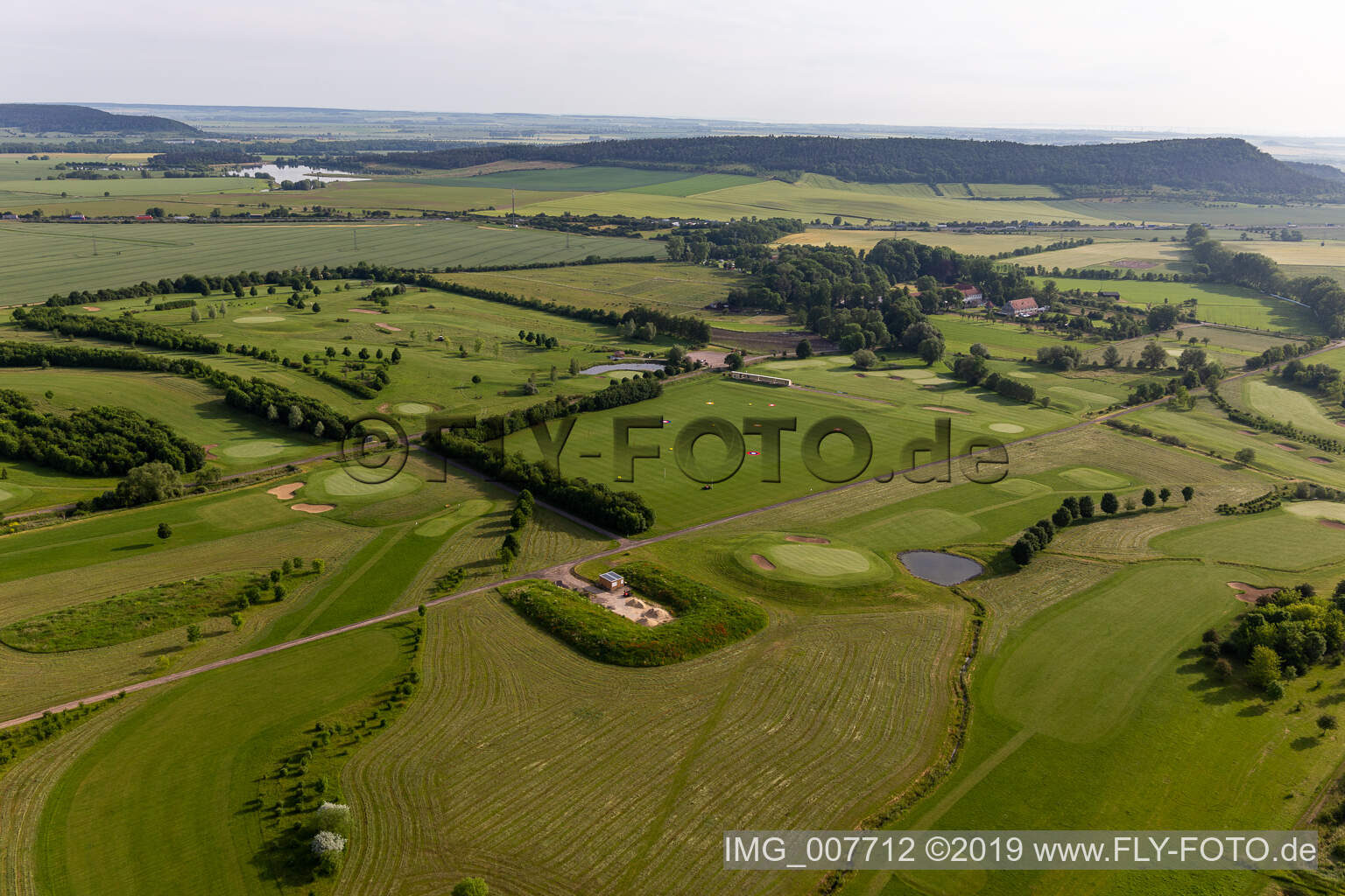 Zone du terrain de golf "Drei Gleichen Mühlber à Mühlberg dans le département Thuringe, Allemagne vue du ciel