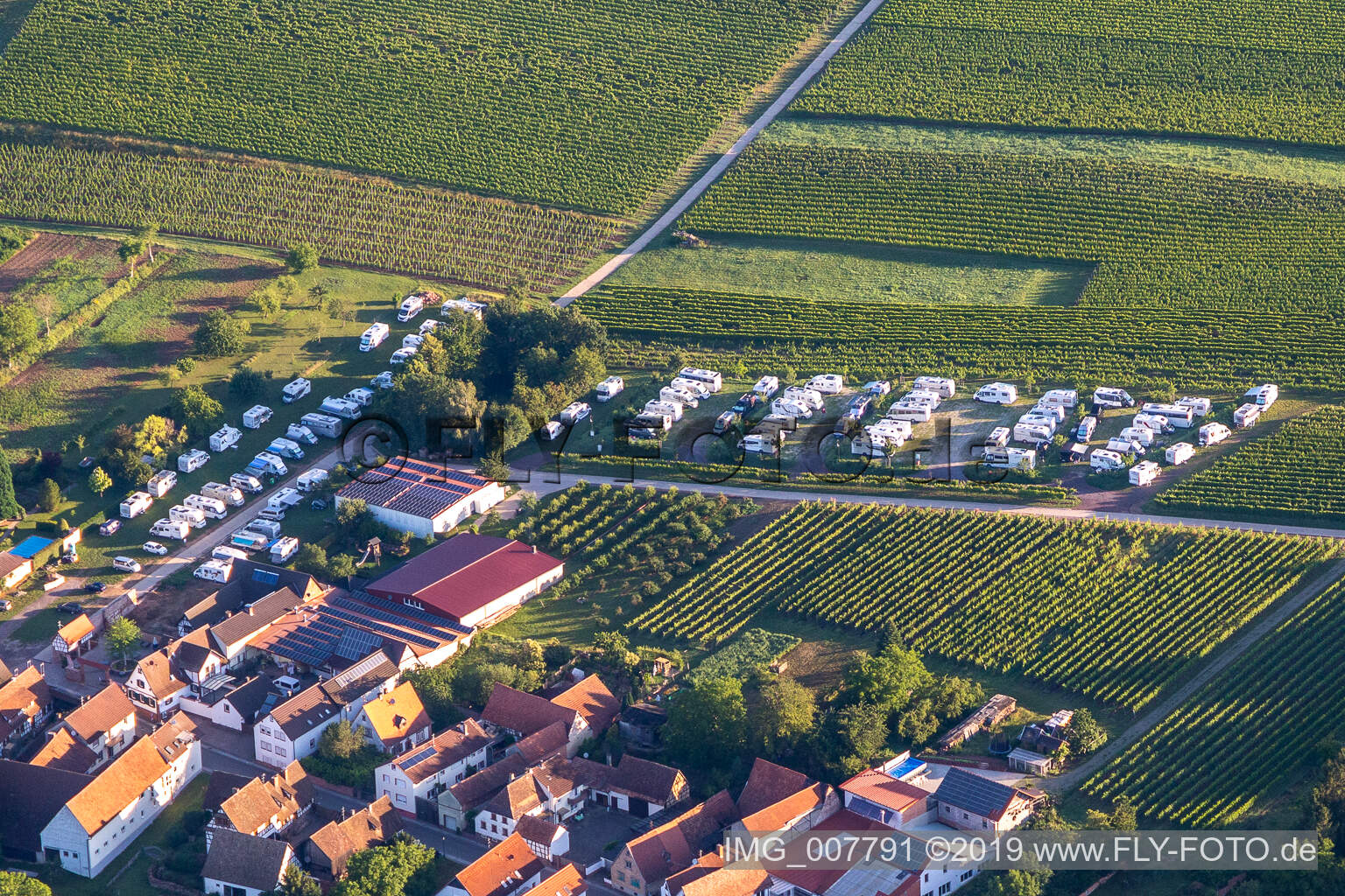 Vue aérienne de Stationnement camping-car à Dierbach dans le département Rhénanie-Palatinat, Allemagne