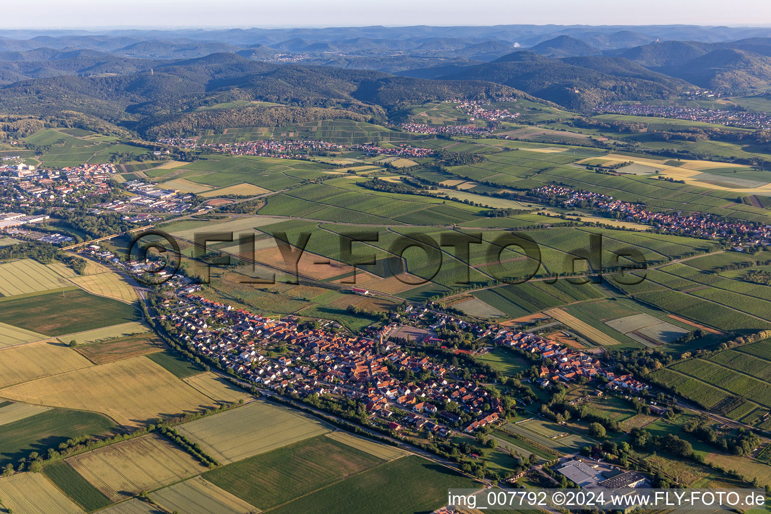 Vue aérienne de Champs agricoles et surfaces utilisables à le quartier Kapellen in Kapellen-Drusweiler dans le département Rhénanie-Palatinat, Allemagne