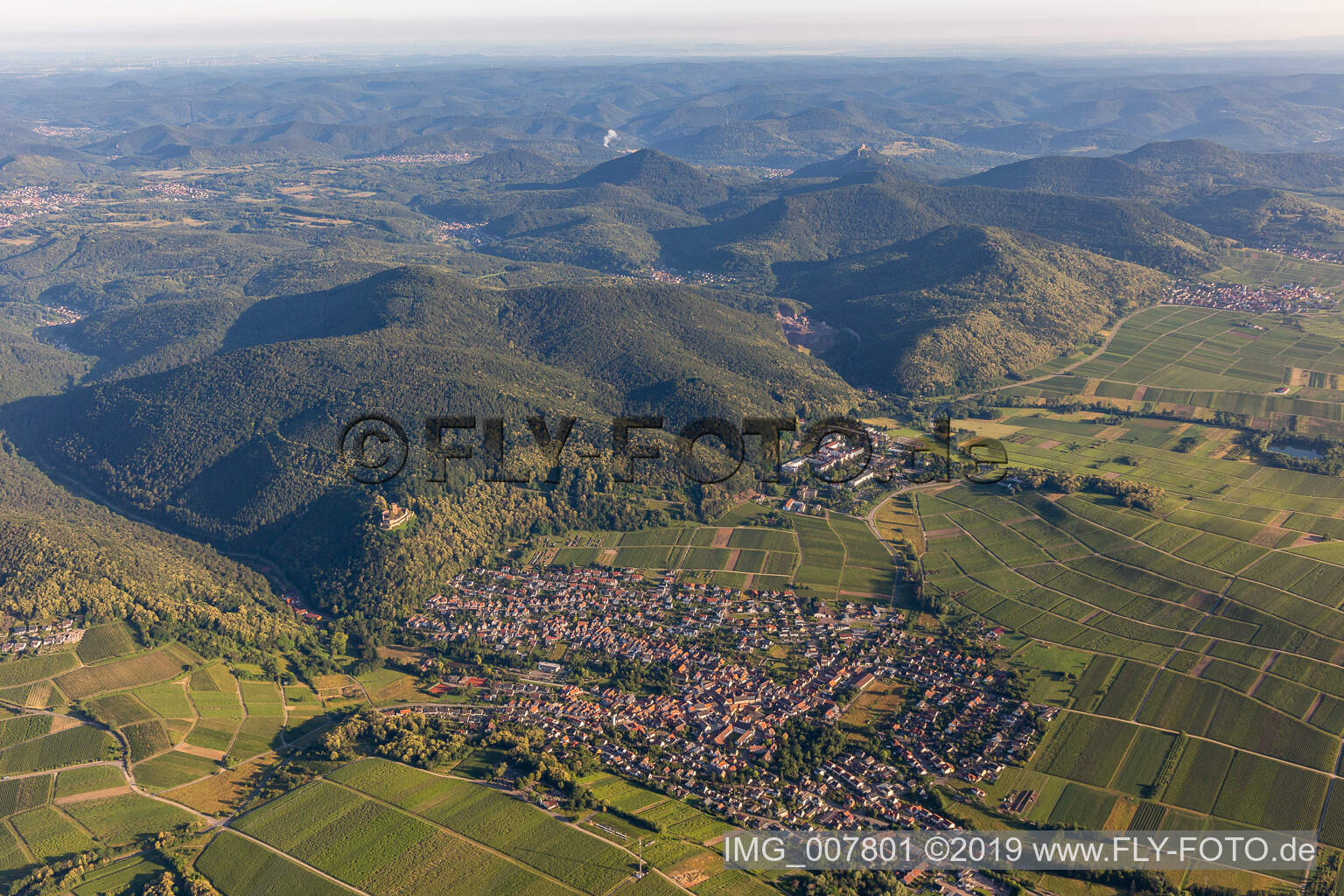 Vue aérienne de Klingenmünster dans le département Rhénanie-Palatinat, Allemagne
