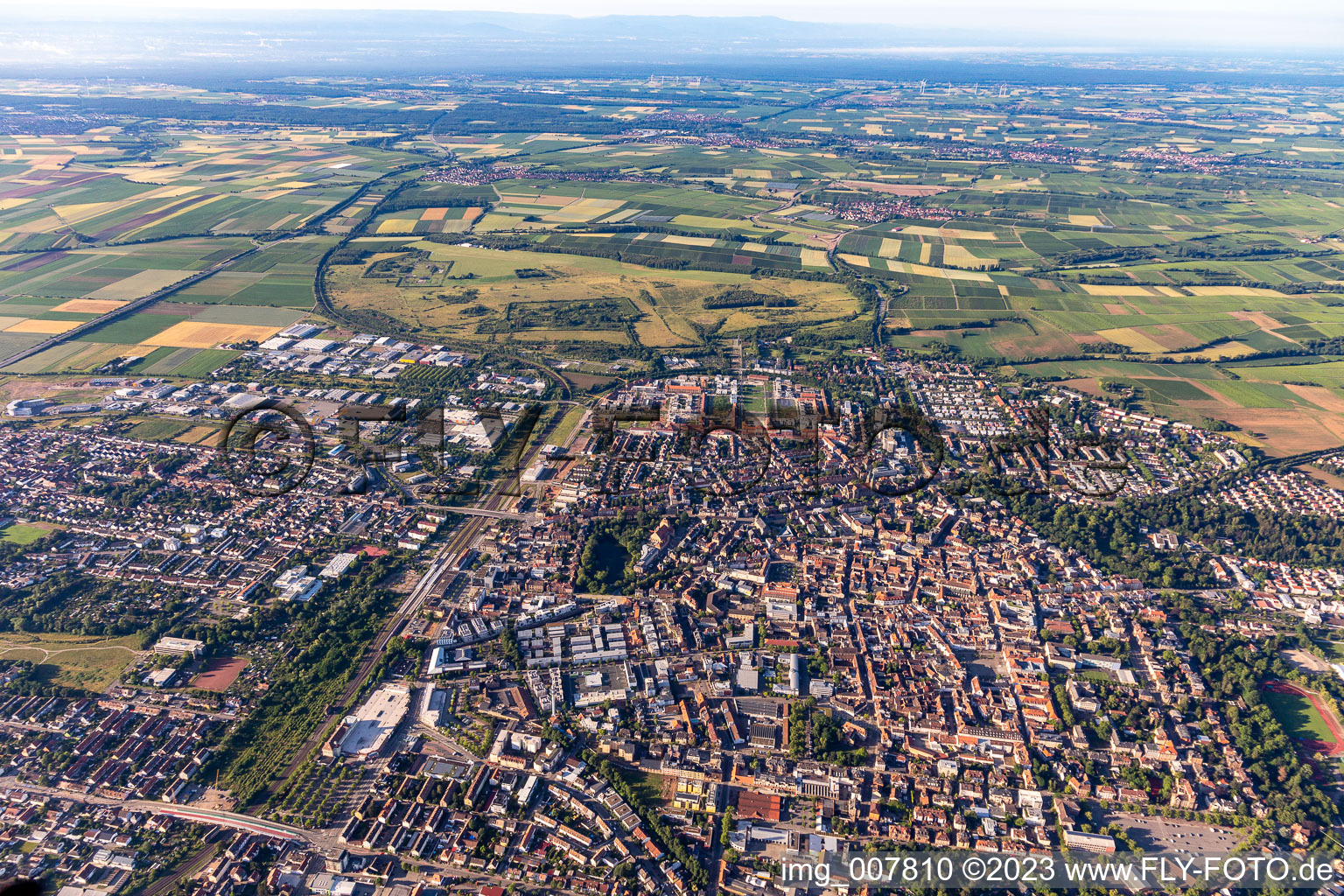 Vue aérienne de Quartier Queichheim in Landau in der Pfalz dans le département Rhénanie-Palatinat, Allemagne