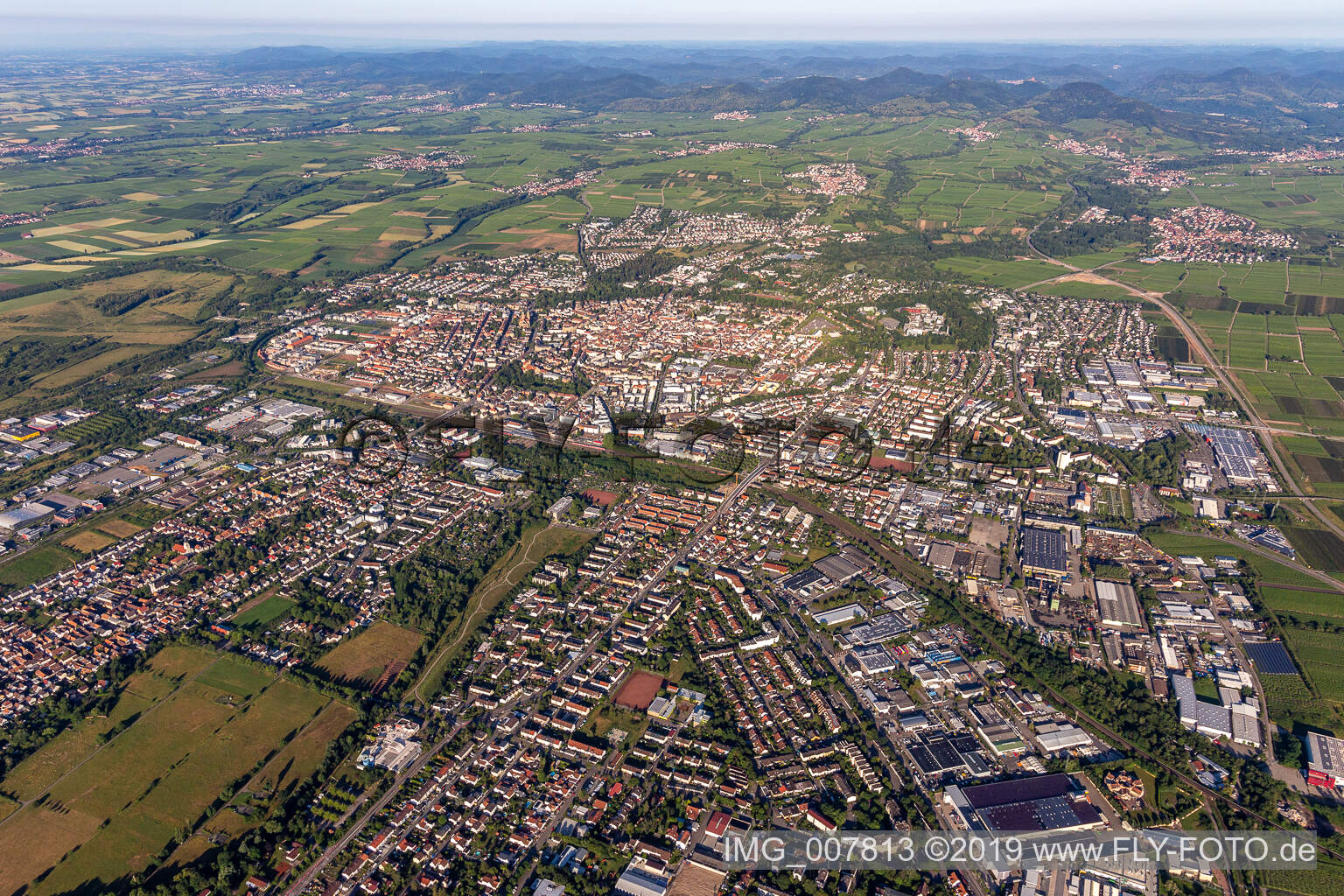 Vue aérienne de Quartier Queichheim in Landau in der Pfalz dans le département Rhénanie-Palatinat, Allemagne