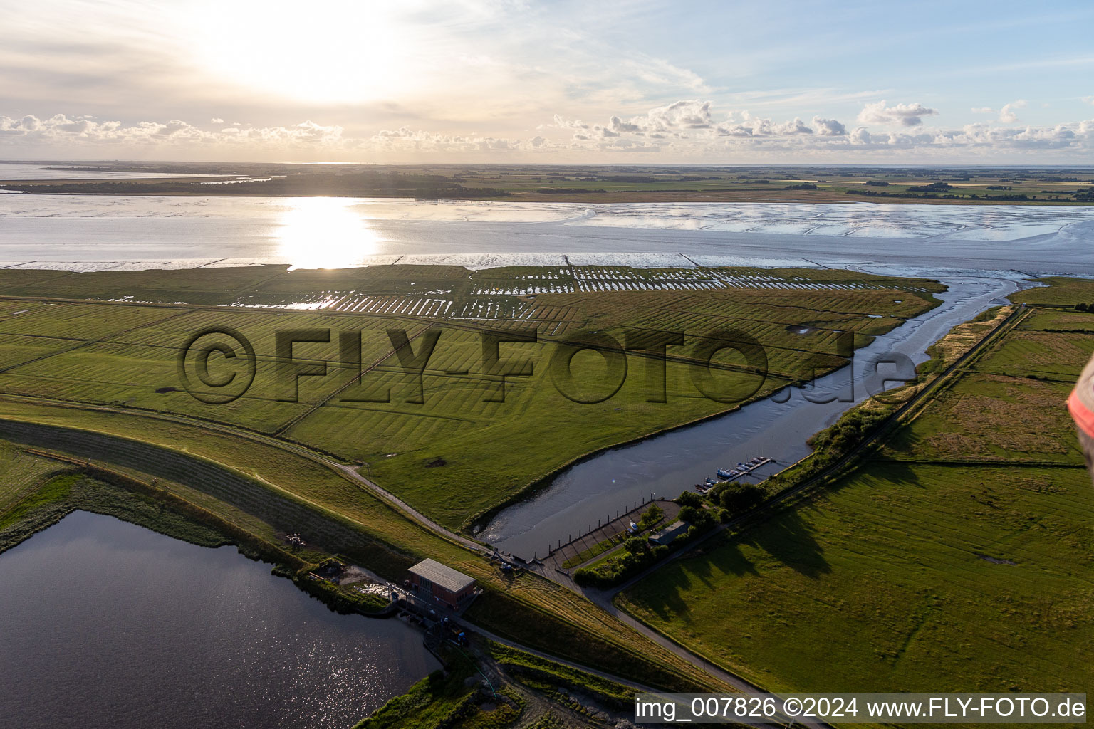 Vue aérienne de Dithmarscher Eidervorland à Wesselburenerkoog dans le département Schleswig-Holstein, Allemagne