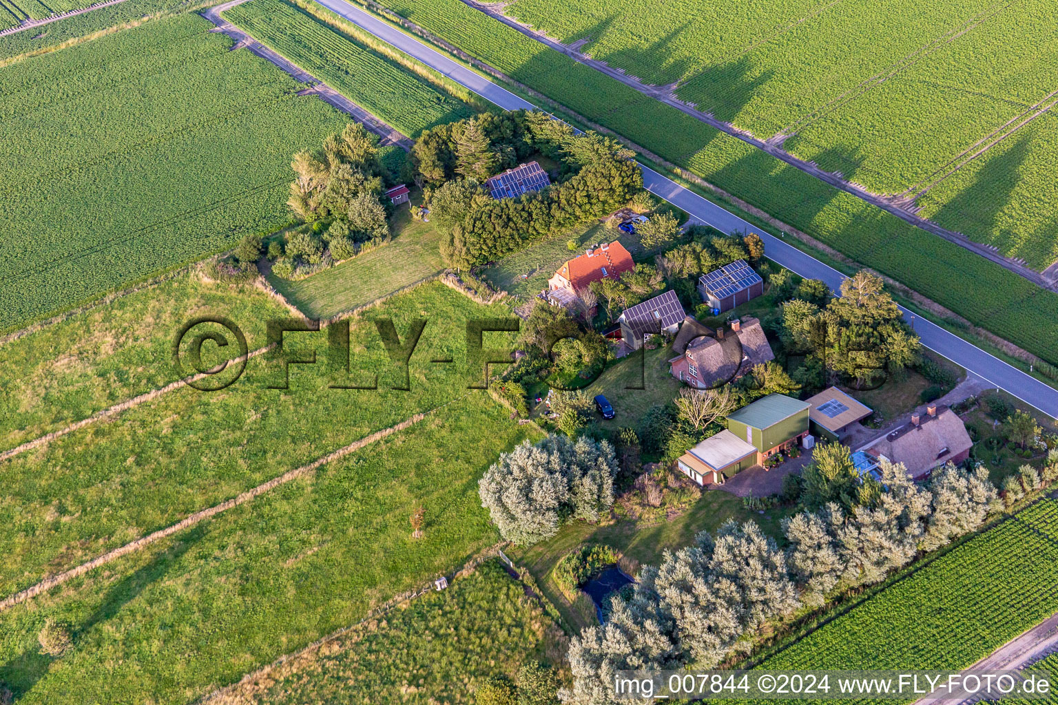 Vue d'oiseau de Schülpersieler Straße à Wesselburenerkoog dans le département Schleswig-Holstein, Allemagne