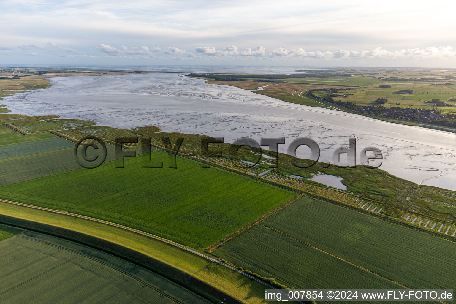 Vue aérienne de Formation de Priel sur les zones riveraines avec vasières le long de la rivière Eider à Tönning dans le département Schleswig-Holstein, Allemagne