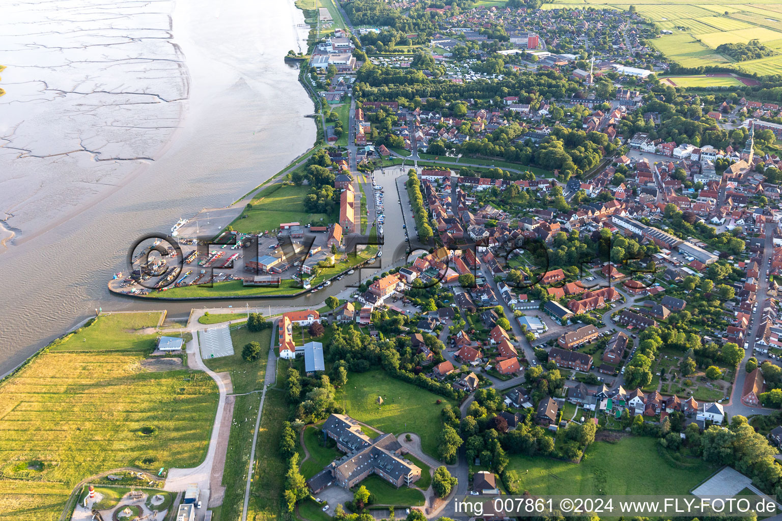 Vue aérienne de Port Tönning à Tönning dans le département Schleswig-Holstein, Allemagne