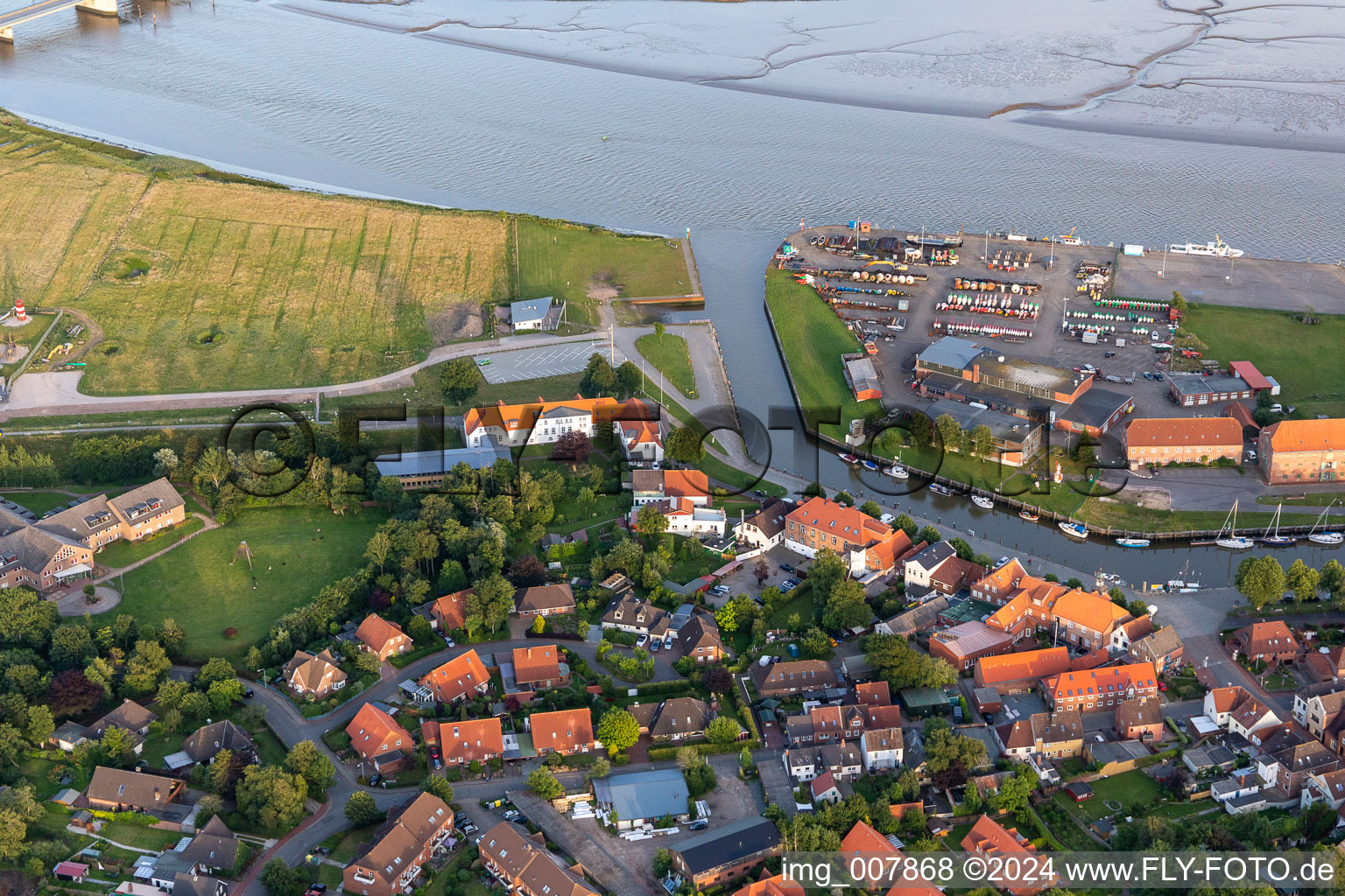 Vue aérienne de Bureau des voies navigables et de la navigation à Tönning dans le département Schleswig-Holstein, Allemagne