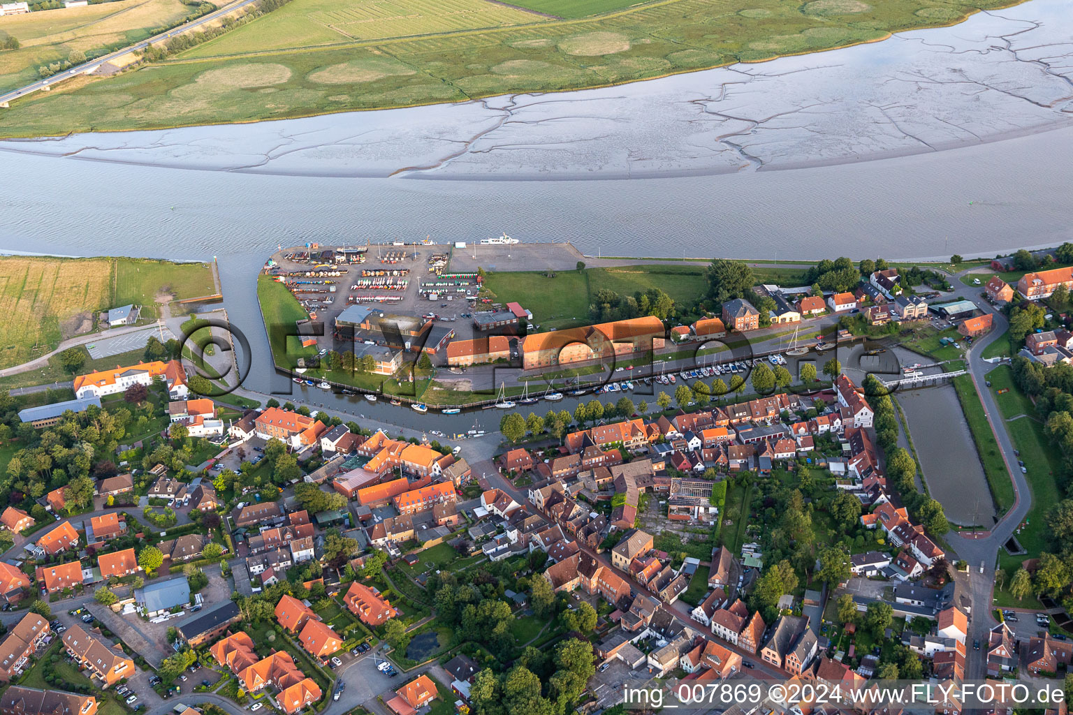 Vue aérienne de Vue de la ville au bord de la rivière Eider dans le Land de Schleswig-Holstein à Tönning dans le département Schleswig-Holstein, Allemagne