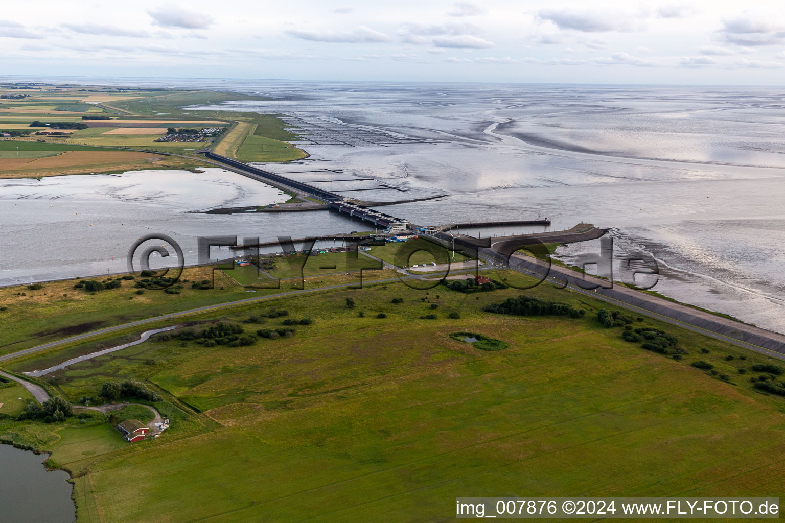 Vue aérienne de Systèmes de barrières-écluses Barrage Eider de l'Administration fédérale des eaux et de la navigation WSV à Wesselburenerkoog à Tönning dans le département Schleswig-Holstein, Allemagne