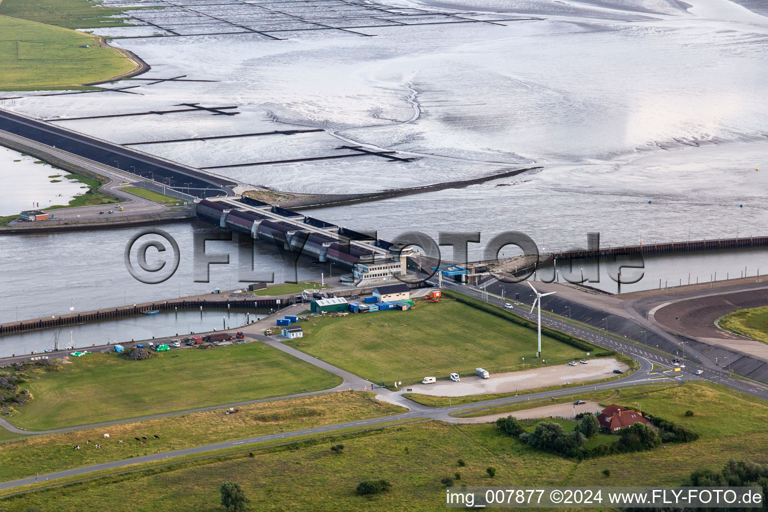 Vue aérienne de Barrière d'Eider à Wesselburenerkoog dans le département Schleswig-Holstein, Allemagne