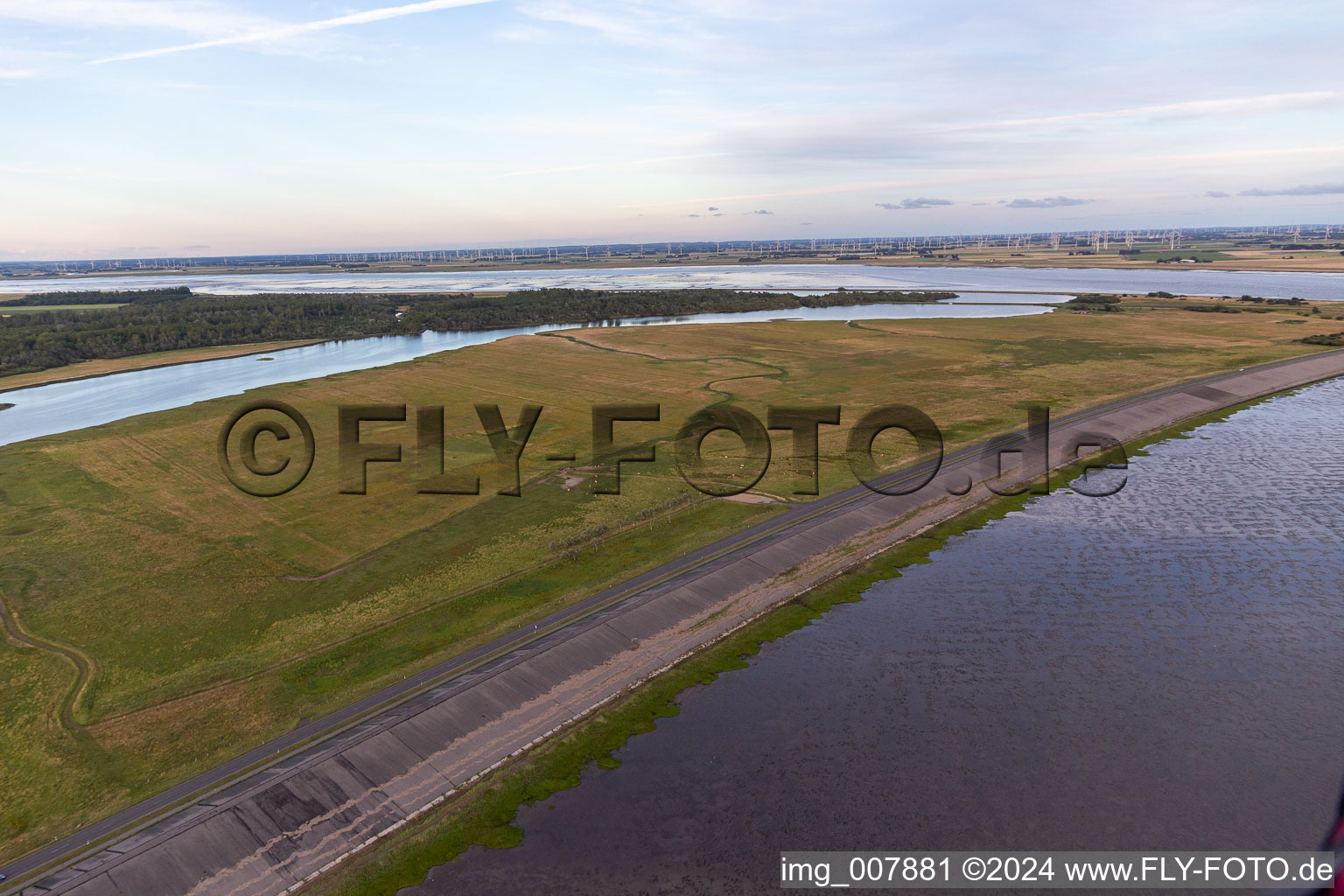 Vue aérienne de Tour d'observation des oiseaux de Katinger Watt à Tönning dans le département Schleswig-Holstein, Allemagne