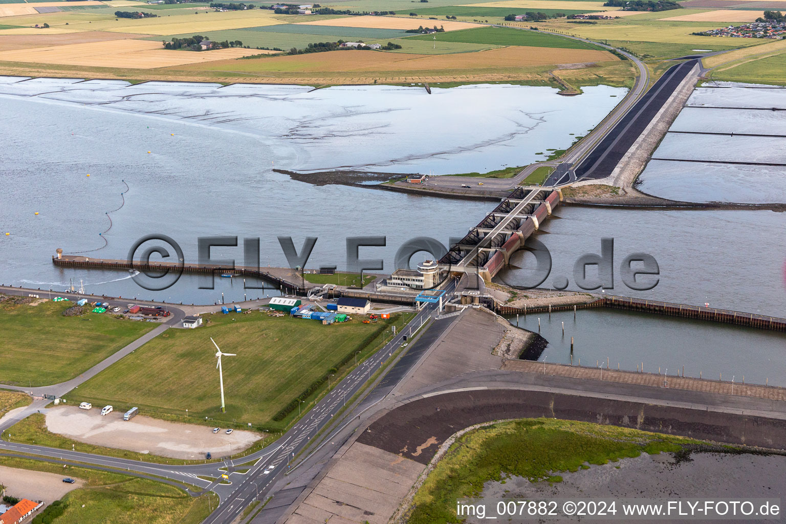 Vue aérienne de Systèmes de barrières-écluses Barrage Eider de l'Administration fédérale des eaux et de la navigation WSV à Wesselburenerkoog à Tönning dans le département Schleswig-Holstein, Allemagne