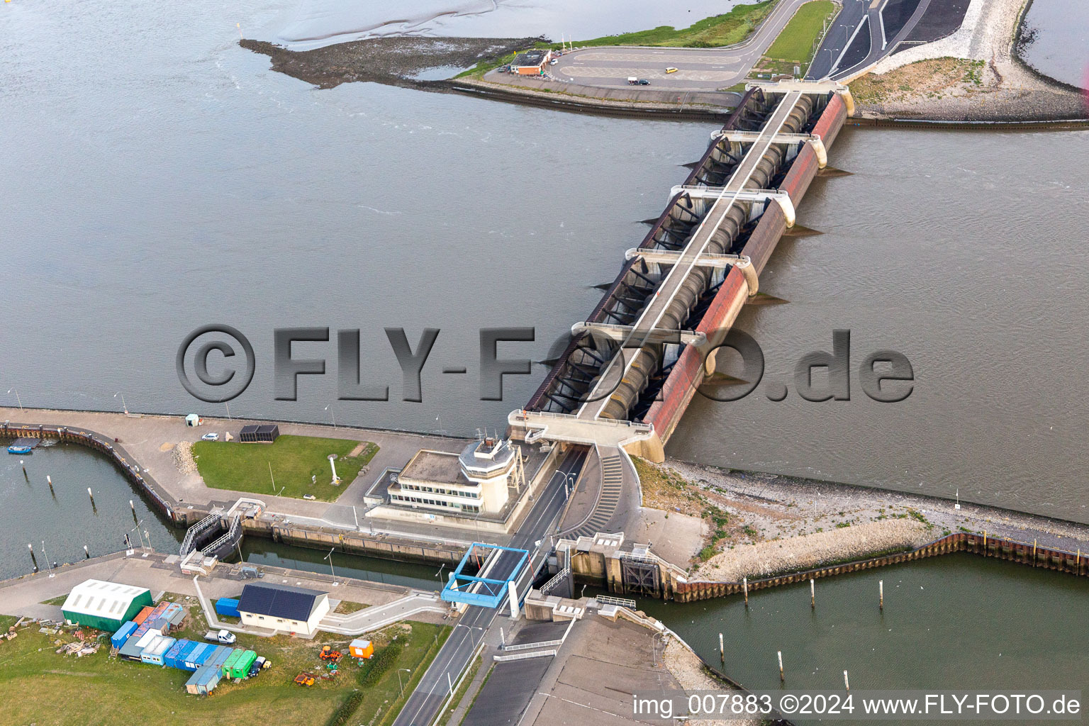 Vue aérienne de Écluse de navigation au barrage Eider à Wesselburenerkoog dans le département Schleswig-Holstein, Allemagne