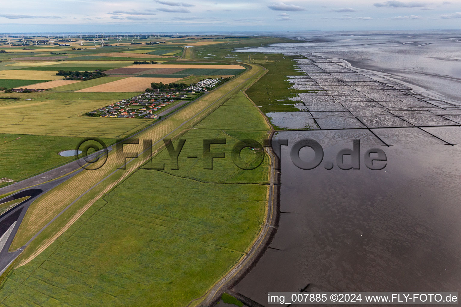 Vue aérienne de Développement de maisons de vacances et camping Wesselburenerkoog à Wesselburenerkoog dans le département Schleswig-Holstein, Allemagne