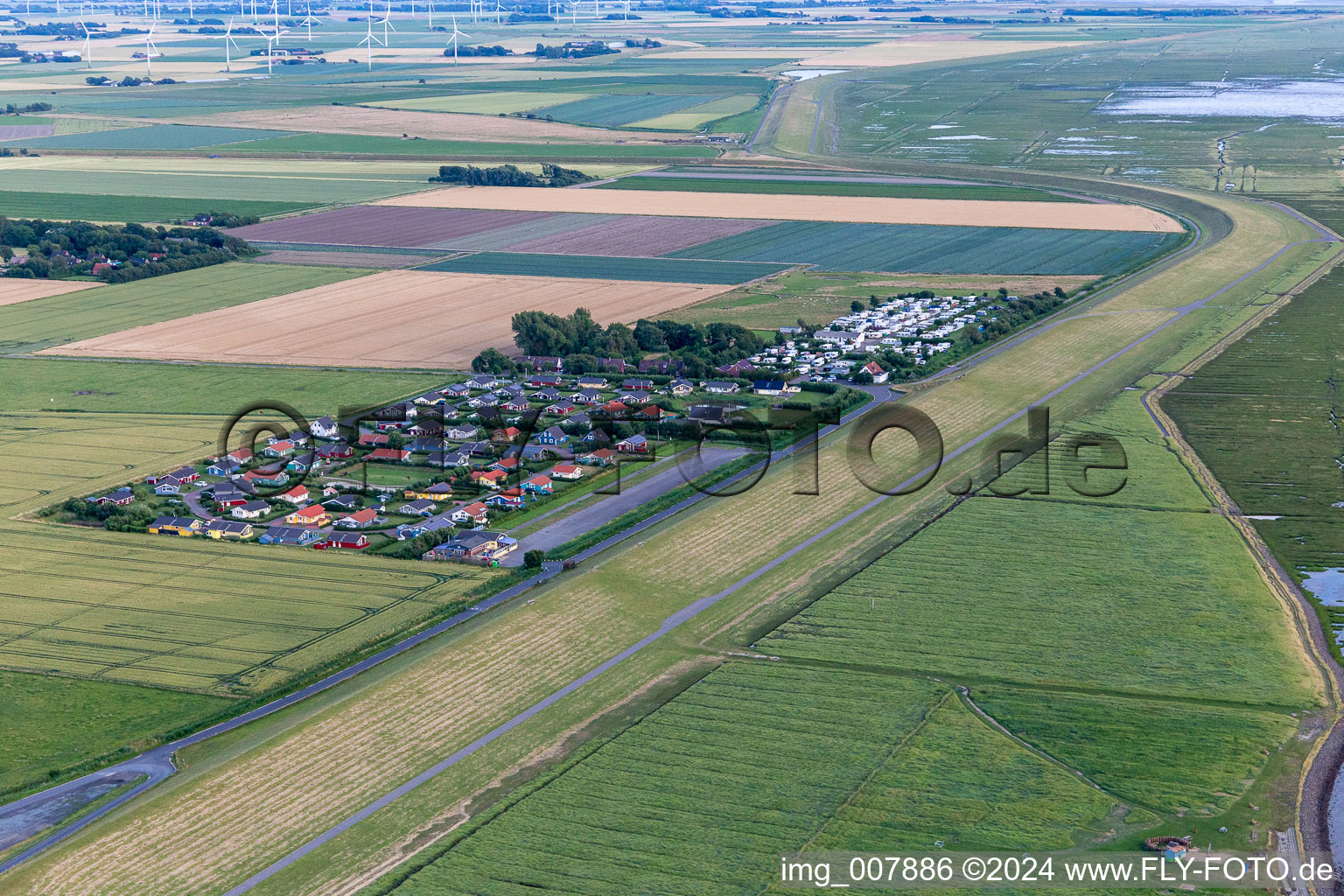 Vue aérienne de Développement de maisons de vacances et camping Wesselburenerkoog à Wesselburenerkoog dans le département Schleswig-Holstein, Allemagne